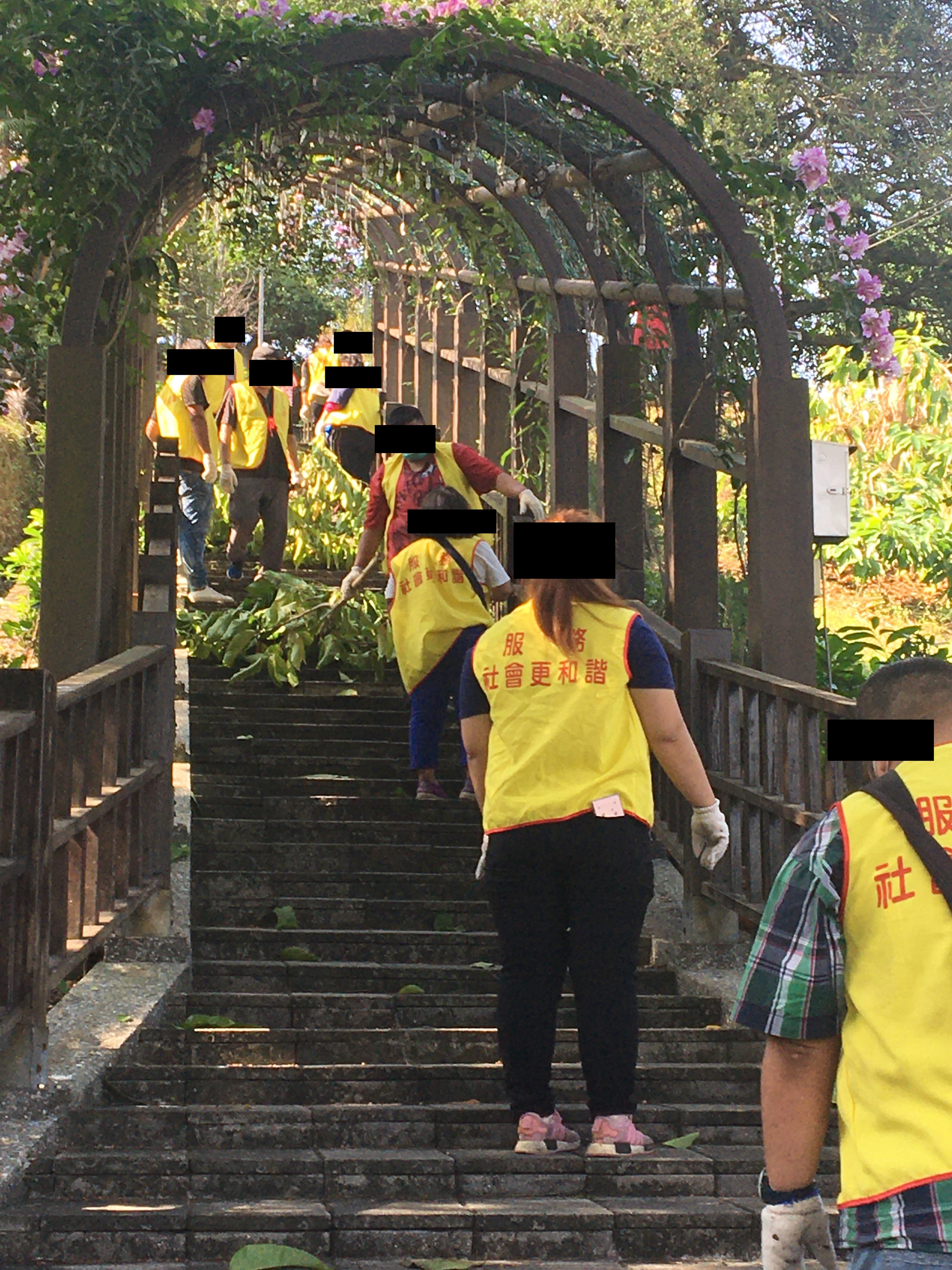 12.1101117-公園階梯陡峭，勞動人以接力方式傳遞枯葉以減少上下梯