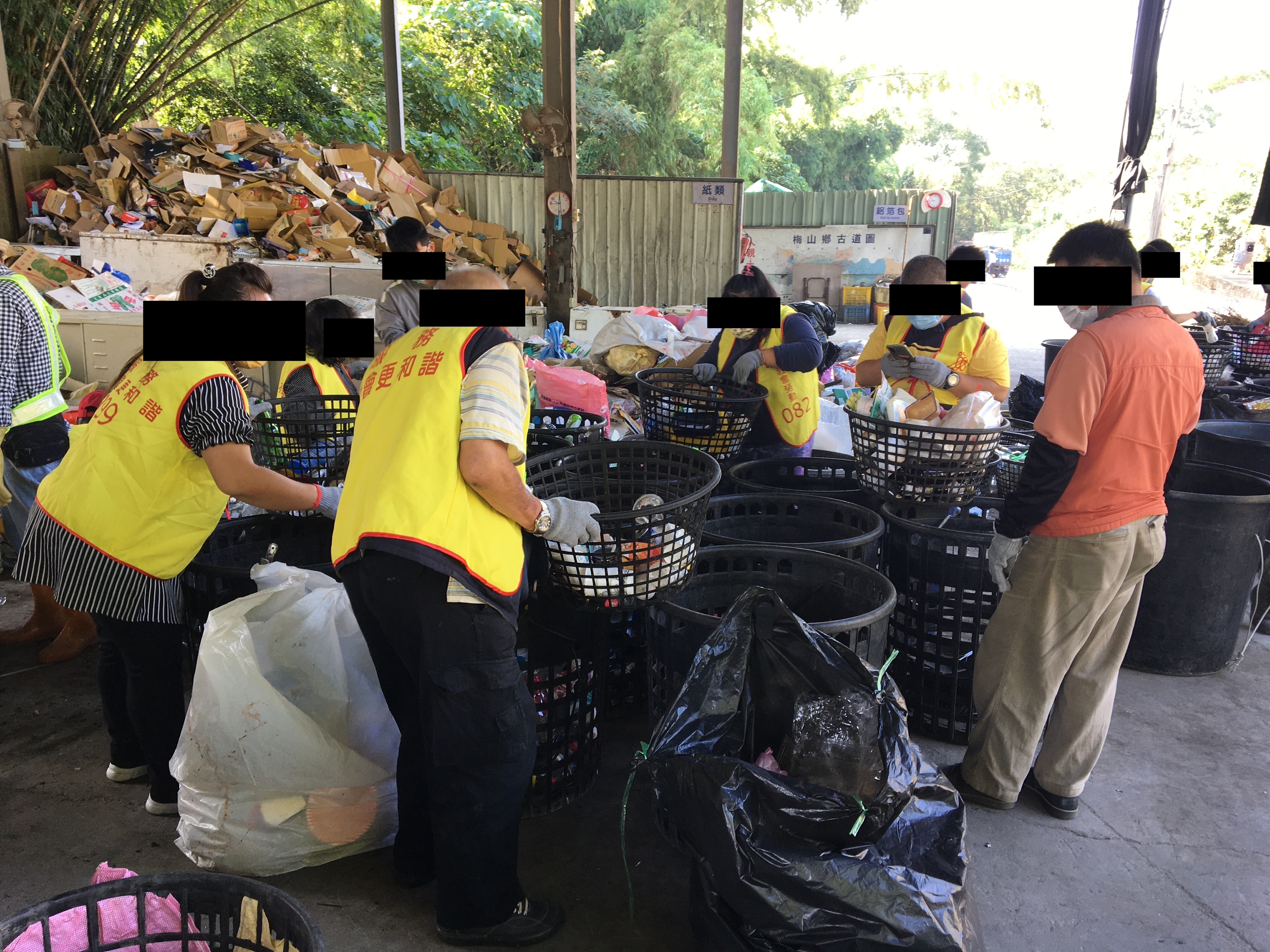 5.1101116-訓練首日由清潔隊員教導勞動人分類回收物