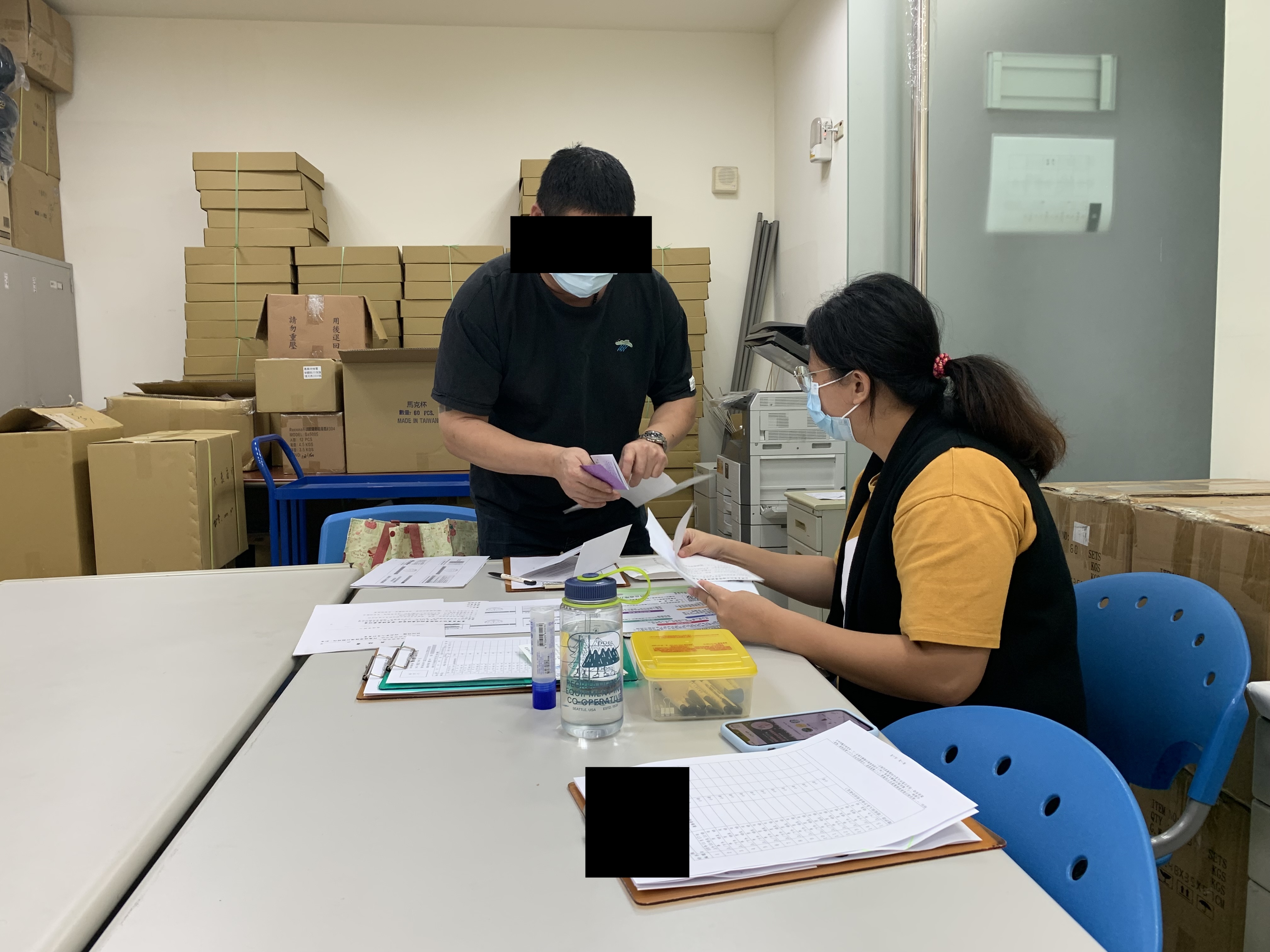 課程開始，工作人員協助學員排隊簽到並予核對資料。