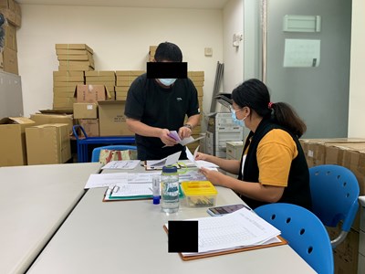 課程開始，工作人員協助學員排隊簽到並予核對資料。