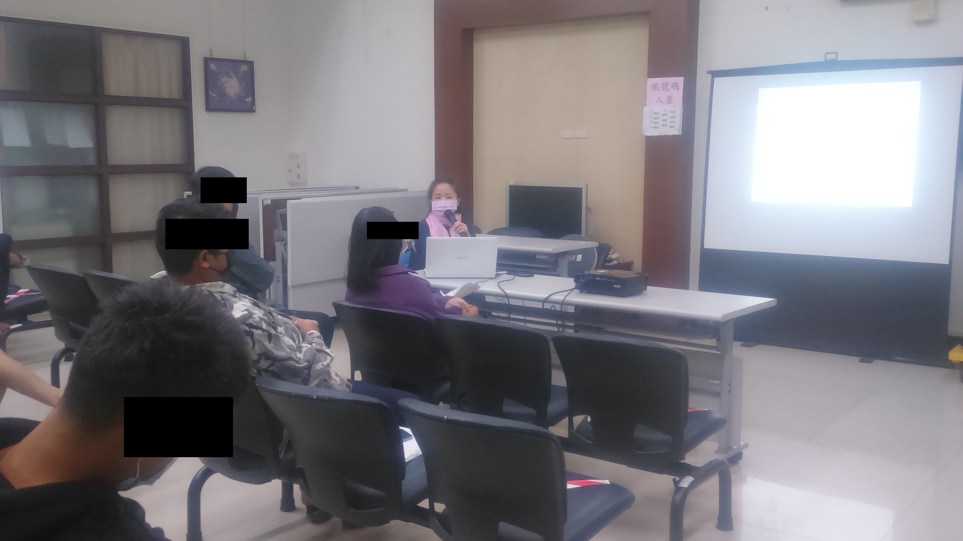 1101110-1.蔡秀琴觀護人講授「生活與法律件犯罪剖析篇」。
