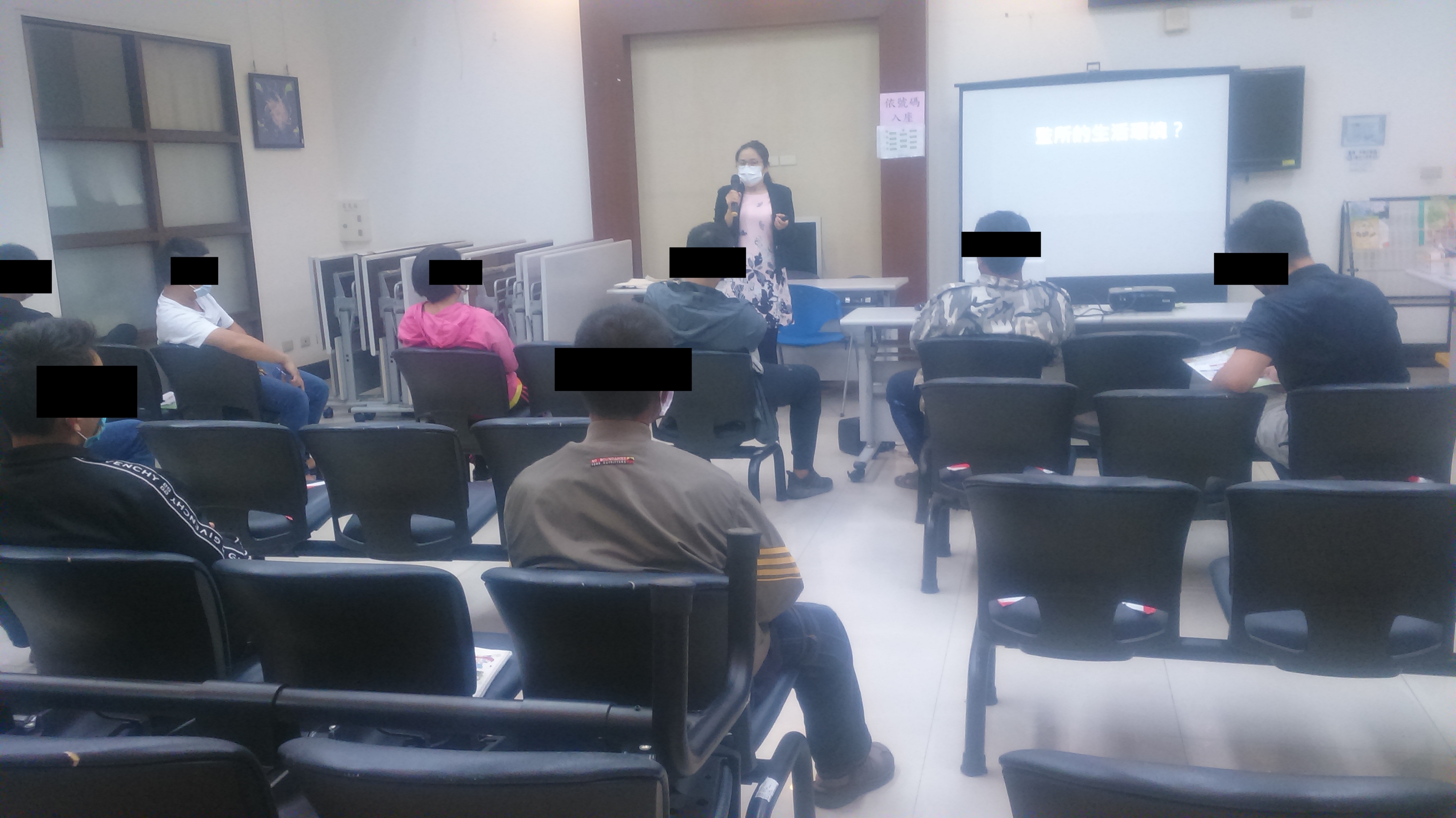 1101110-3.呂雅純檢察官宣導「從生活理解法律，用法律掌舵人生」。