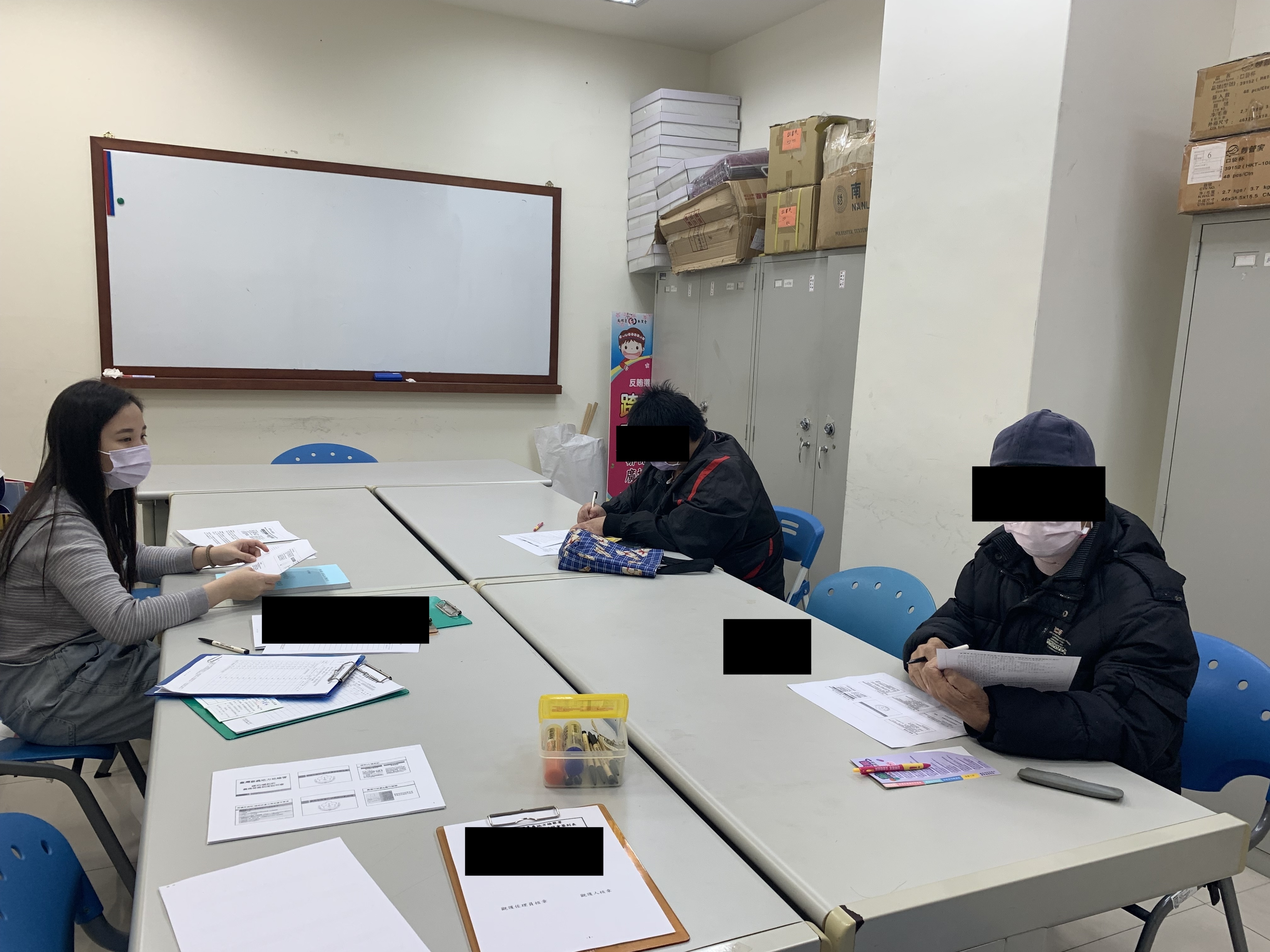 帶領勞動人閱覽執行義務勞務之應行注意事項，期勉學員能盡速完成時數。
