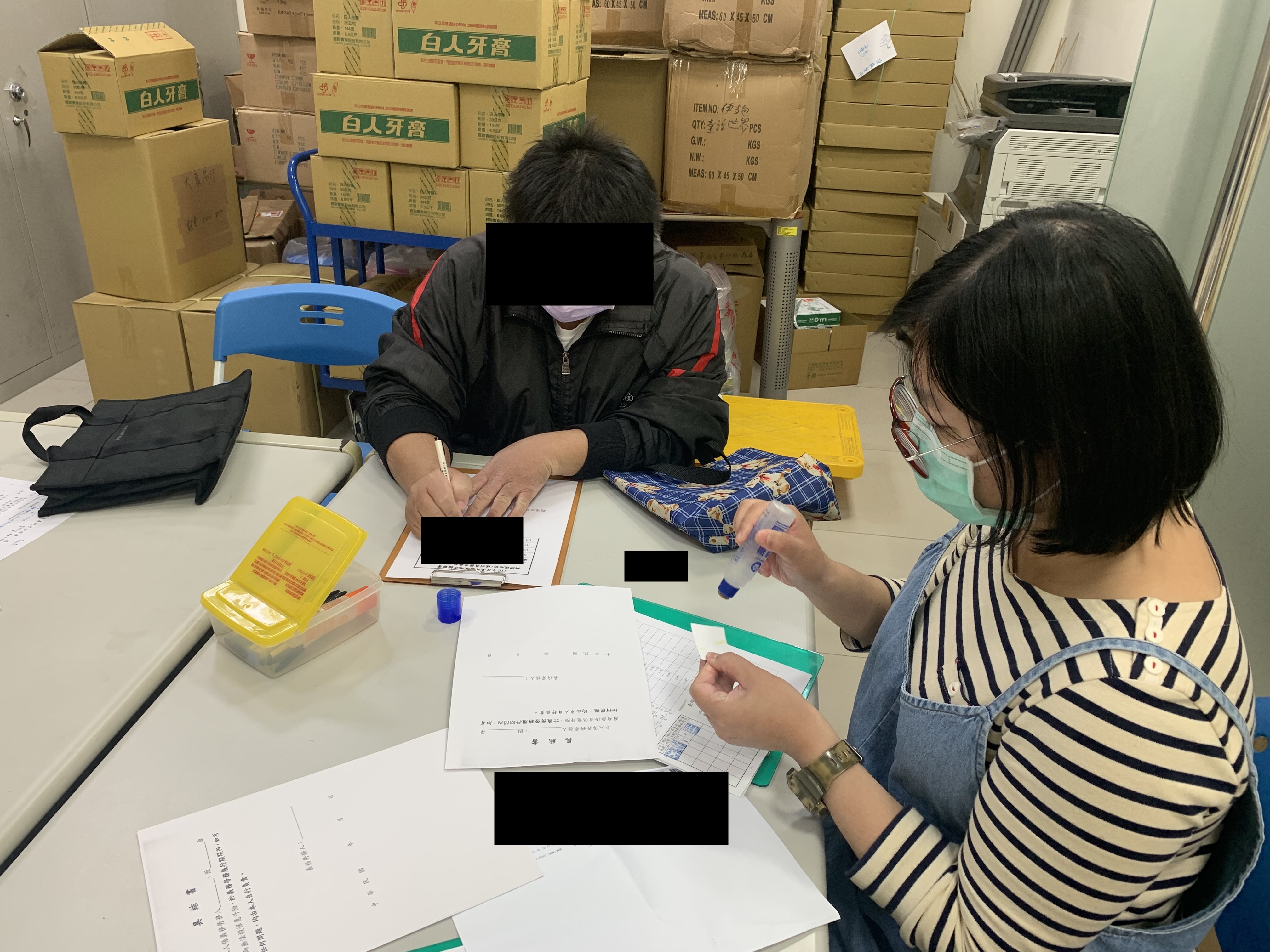 觀護佐理員協助緩起訴個案進行報到及填寫基本資料。