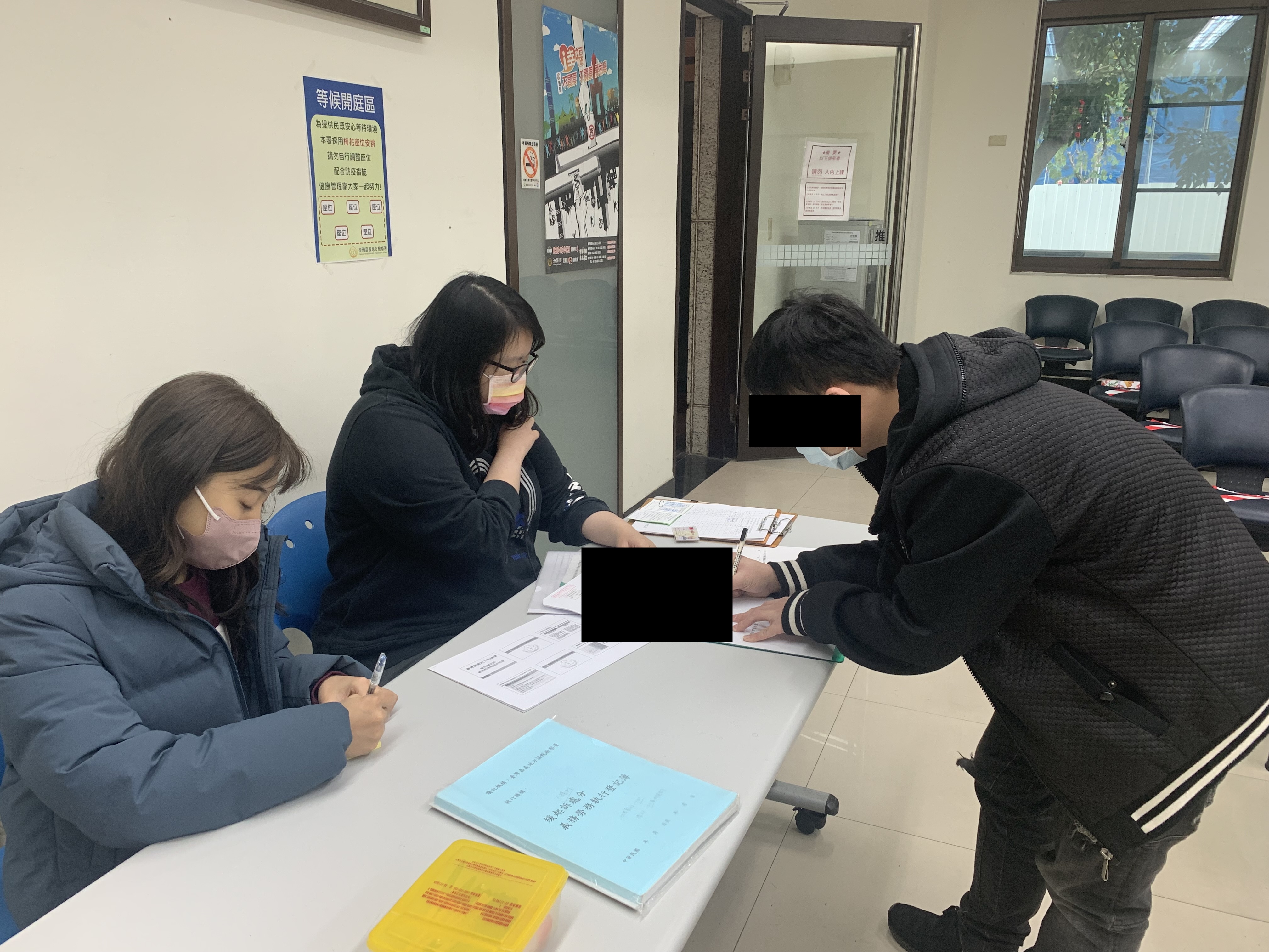1.義務勞務個案準時至署參加說明會，由觀護佐理員協助其辦理報到手續。