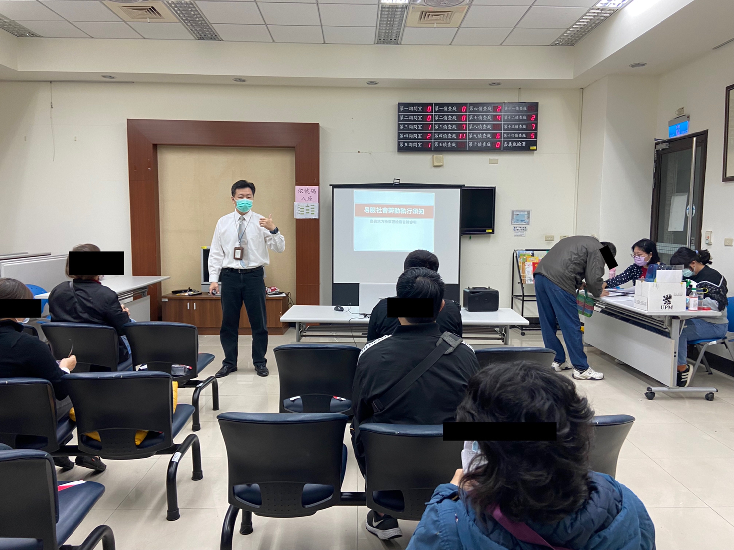 02.陳睿明檢察官以案例分享方式向社會勞動人講解社會勞動相關法條。