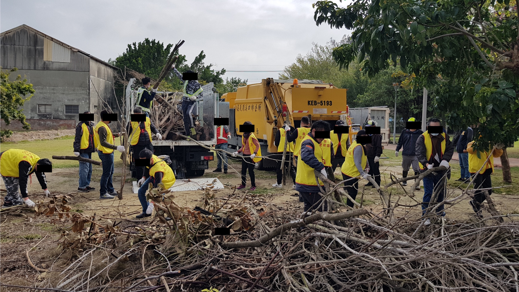 07.社會勞動人協助回收運動園區內廢木枯枝。