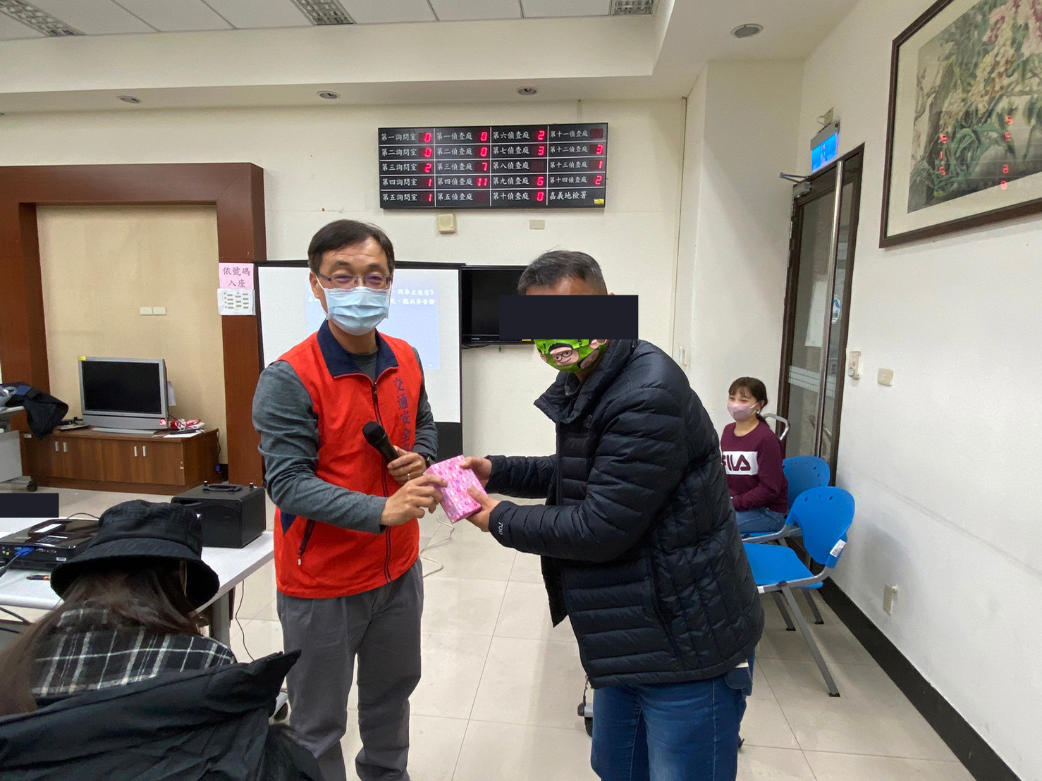1110112-4.學員踴躍回答交通法規新制之有獎徵答。