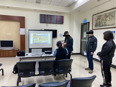 1110309-1學員們準時到場參加說明會，並由觀護佐理員協助其完成報到程序。