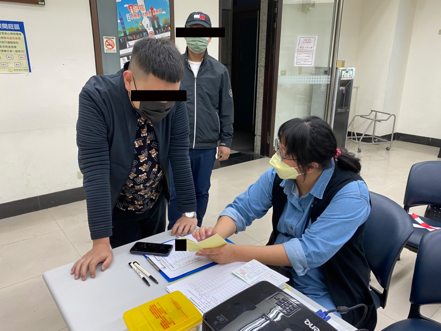 1110309-5觀護佐理員耐心向學員解說義務勞務說明會後之報到程序。