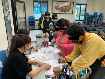 01.觀護佐理員協助社會勞動人辦理報到。