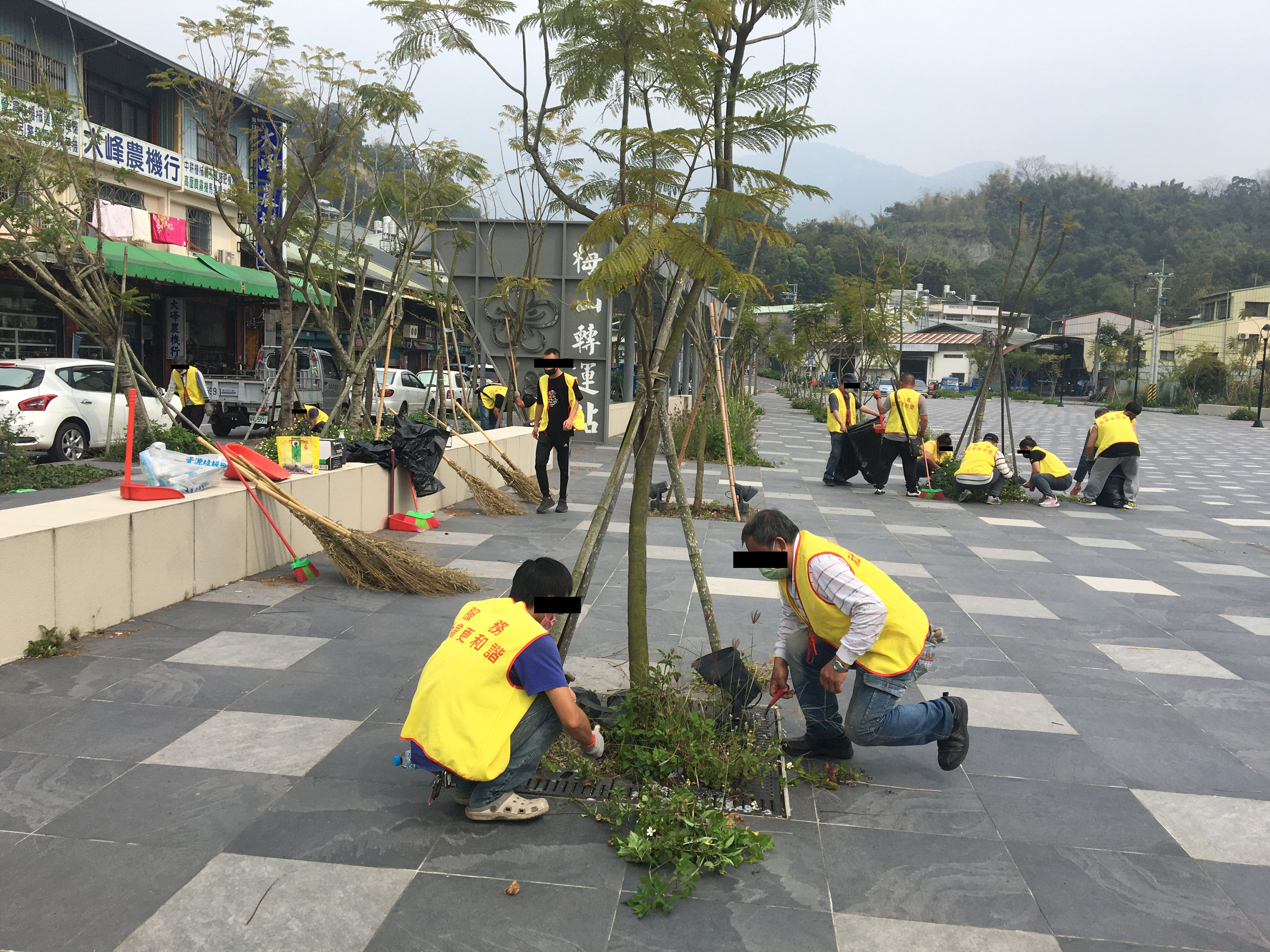 10.社會勞動人於幸福廣場清理雜草、樹枝。