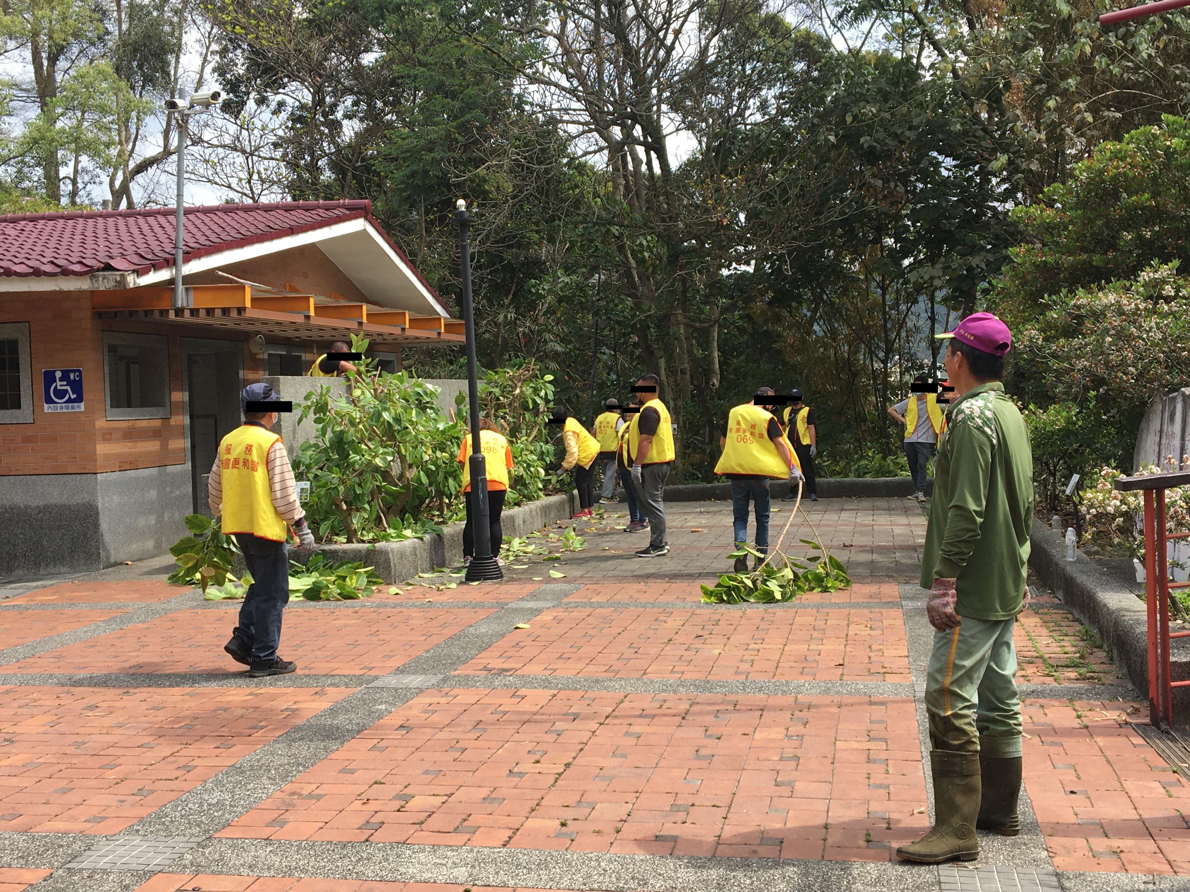 12.清潔隊員於梅山公園分派社會勞動人勞務內容。