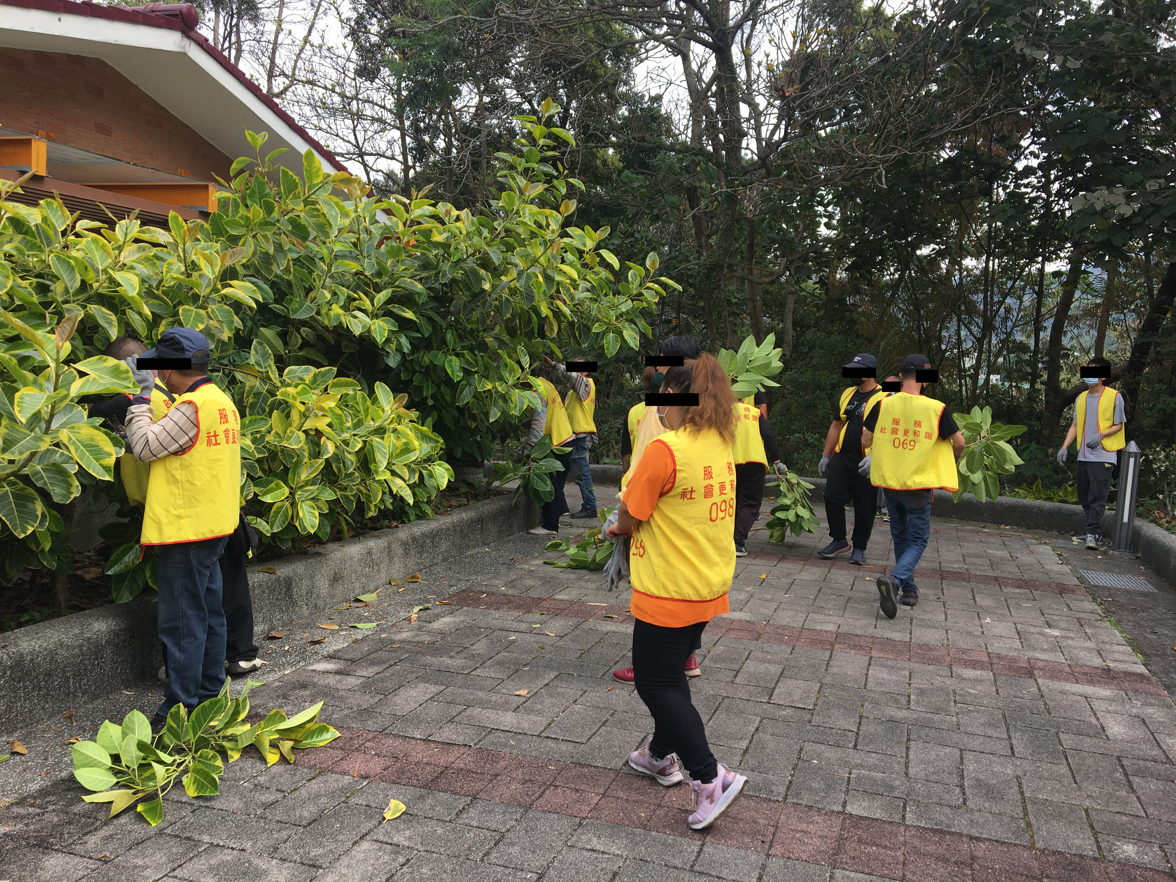 13.社會勞動人合力於梅山公園修剪花木。