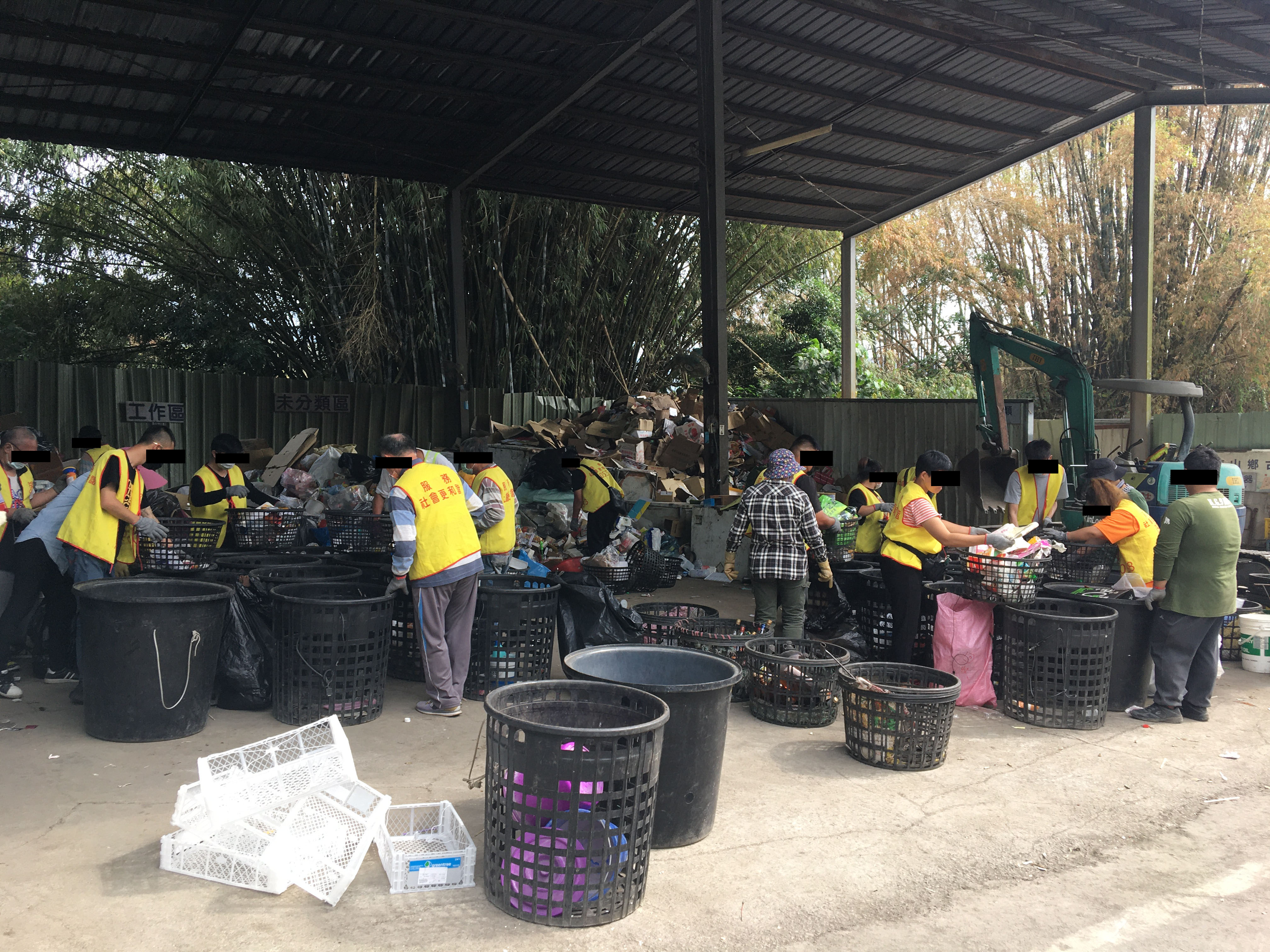 14.社會勞動人於資源回收場進行資源分類工作。