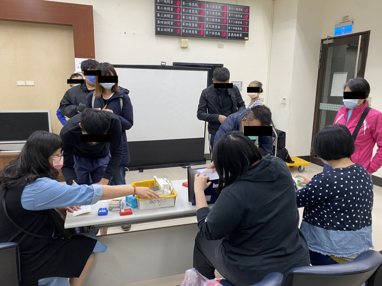 1.1110323-學員依序排隊等待報到，觀護佐理員細心協助相關資料之填寫。