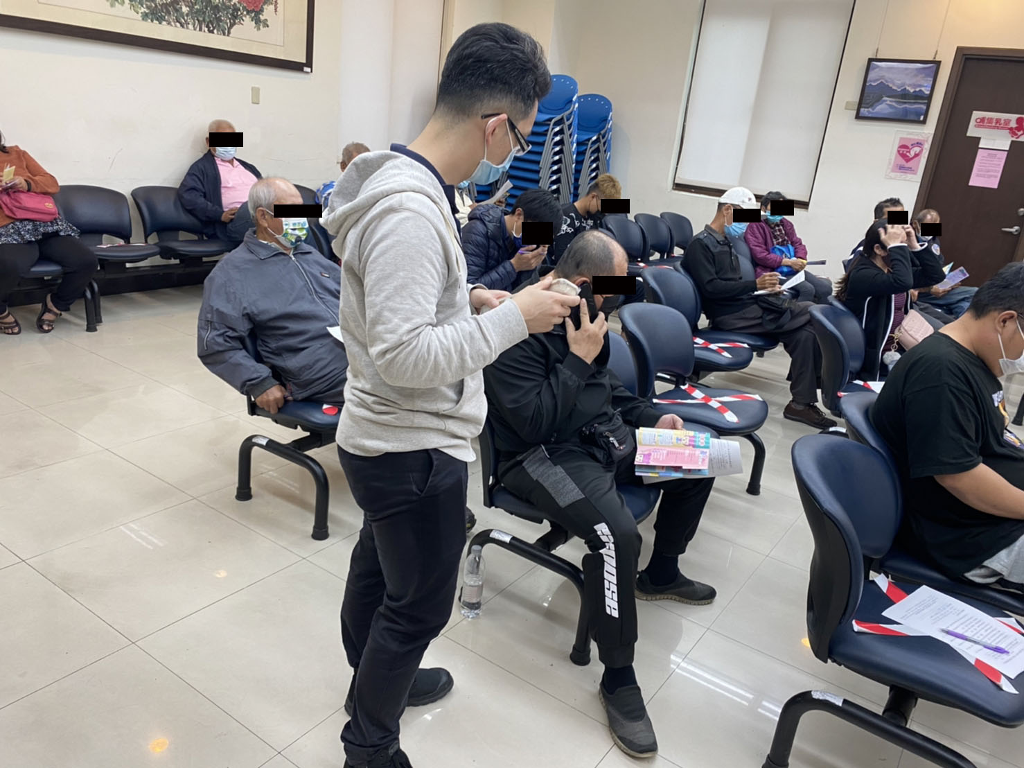 6.1110323-嘉義市毒品危害防制中心個管師邀請學員撥打24小時免付費戒毒成功專線。
