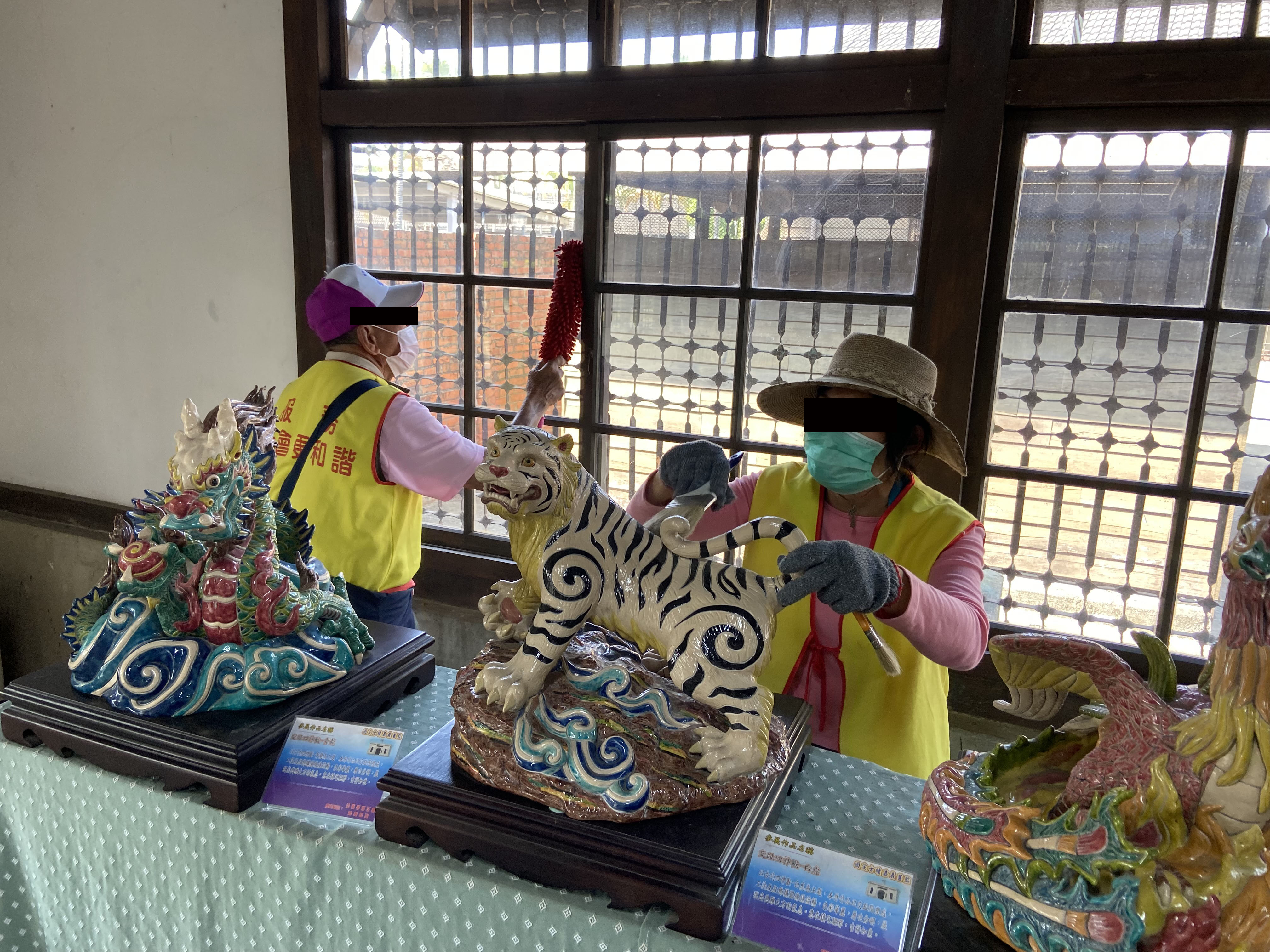 9.1110216工場內之藝品展示均為歷年受刑人之作品,勞動人細心撢刷灰塵。