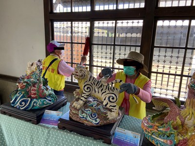 9.1110216工場內之藝品展示均為歷年受刑人之作品，勞動人細心撢刷灰塵。
