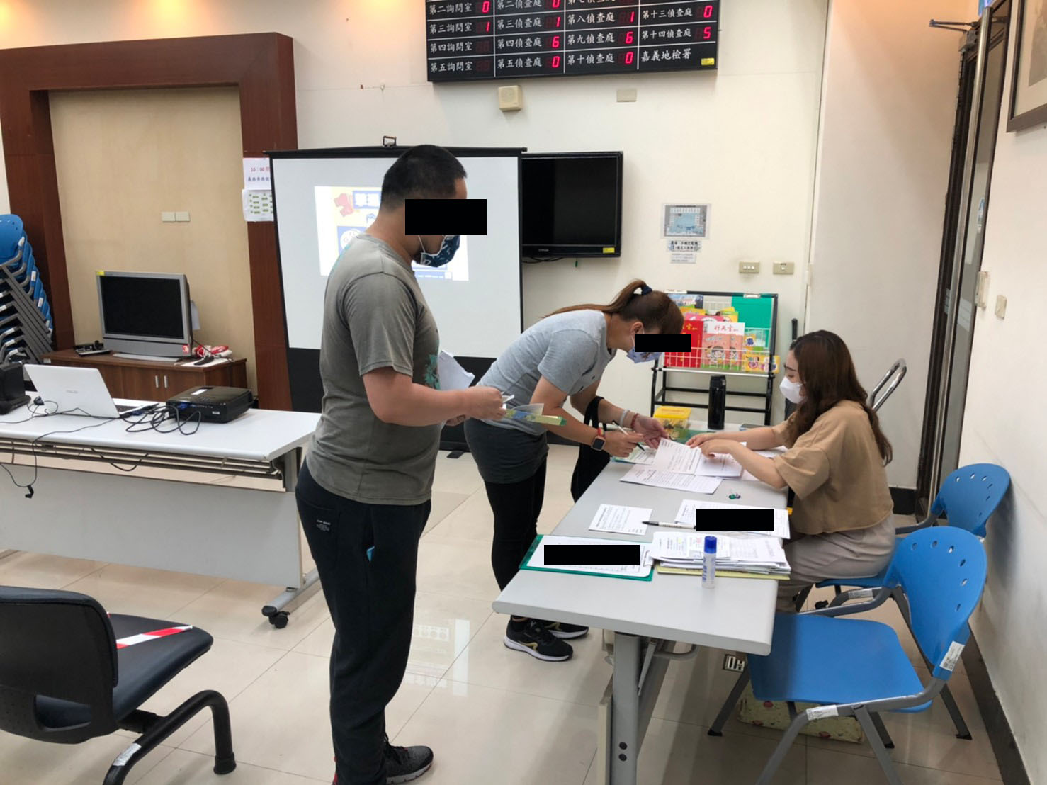 1110413-1.義務勞務個案準時至署參加說明會，由毒品方案員協助其辦理報到手續。