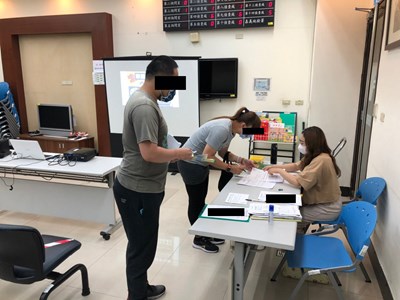 1110413-1.義務勞務個案準時至署參加說明會，由毒品方案員協助其辦理報到手續。