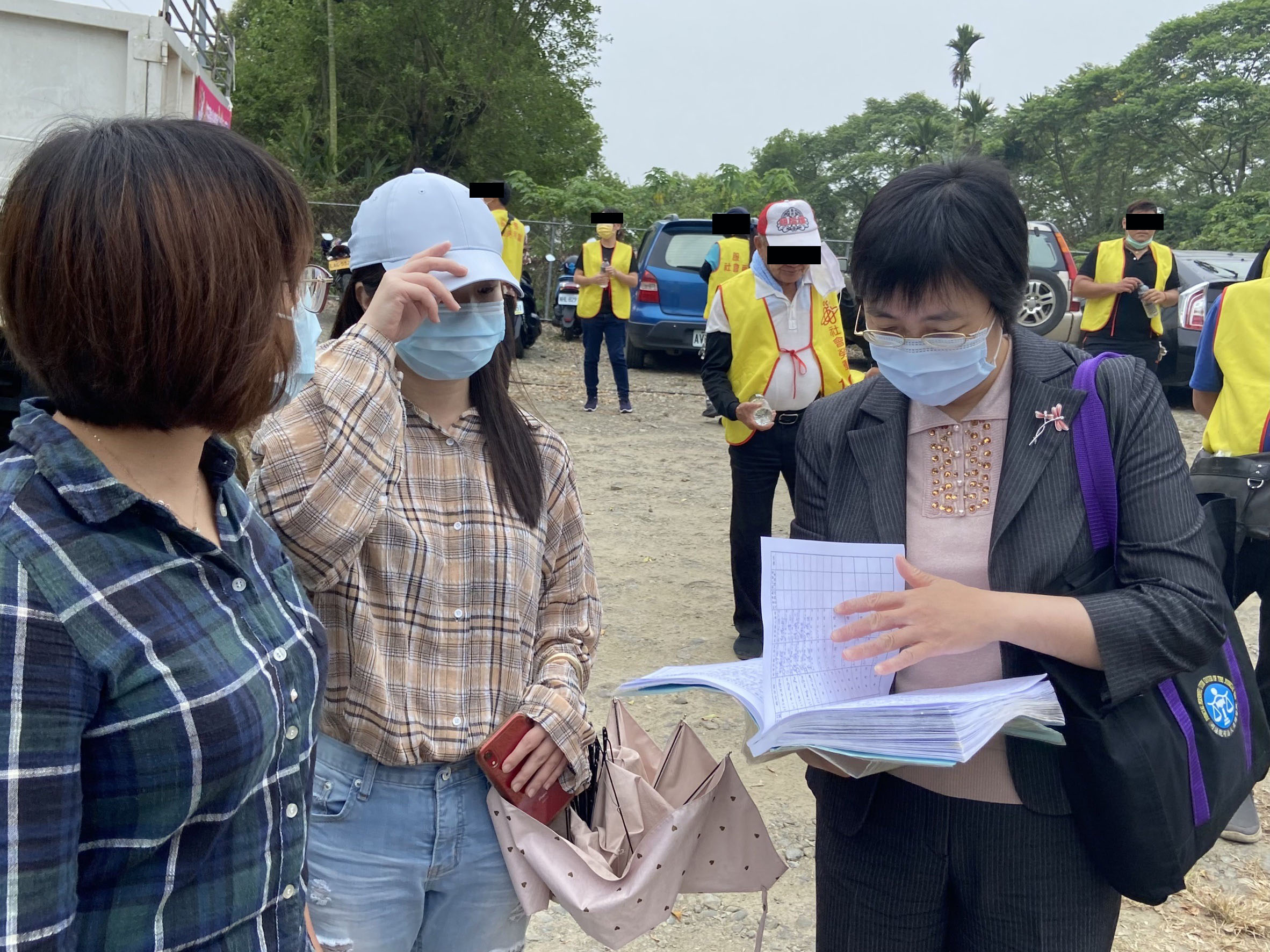 12.蔡檢察官督核社勞人簽到退情形是否正常。