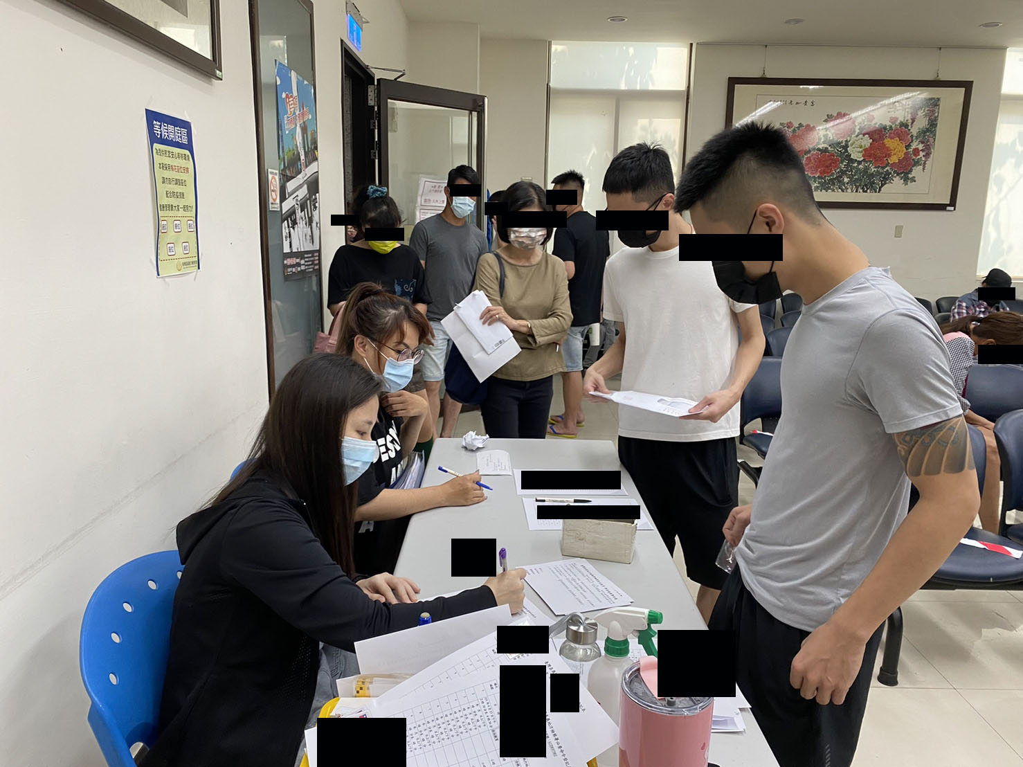 1110413-1.學員依序排隊等待報到，觀護佐理員細心協助相關資料之填寫。