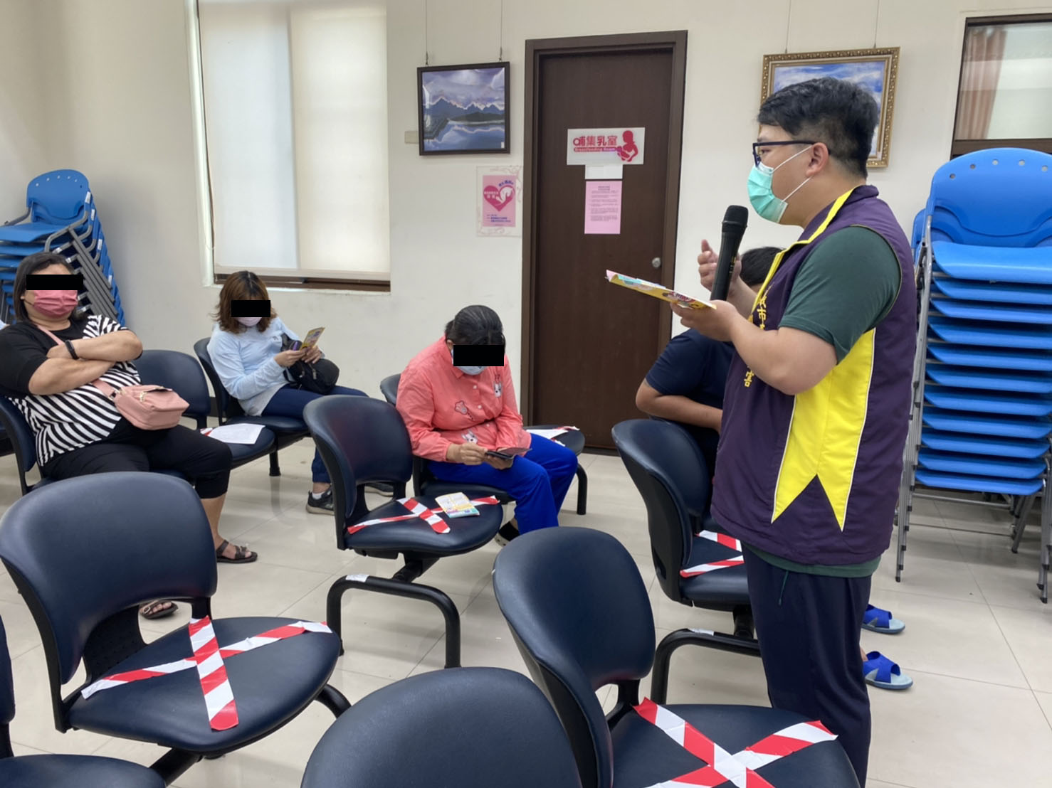 1110427-5.嘉義市毒品危害防制中心個管師邀請學員撥打24小時免付費戒毒成功專線。