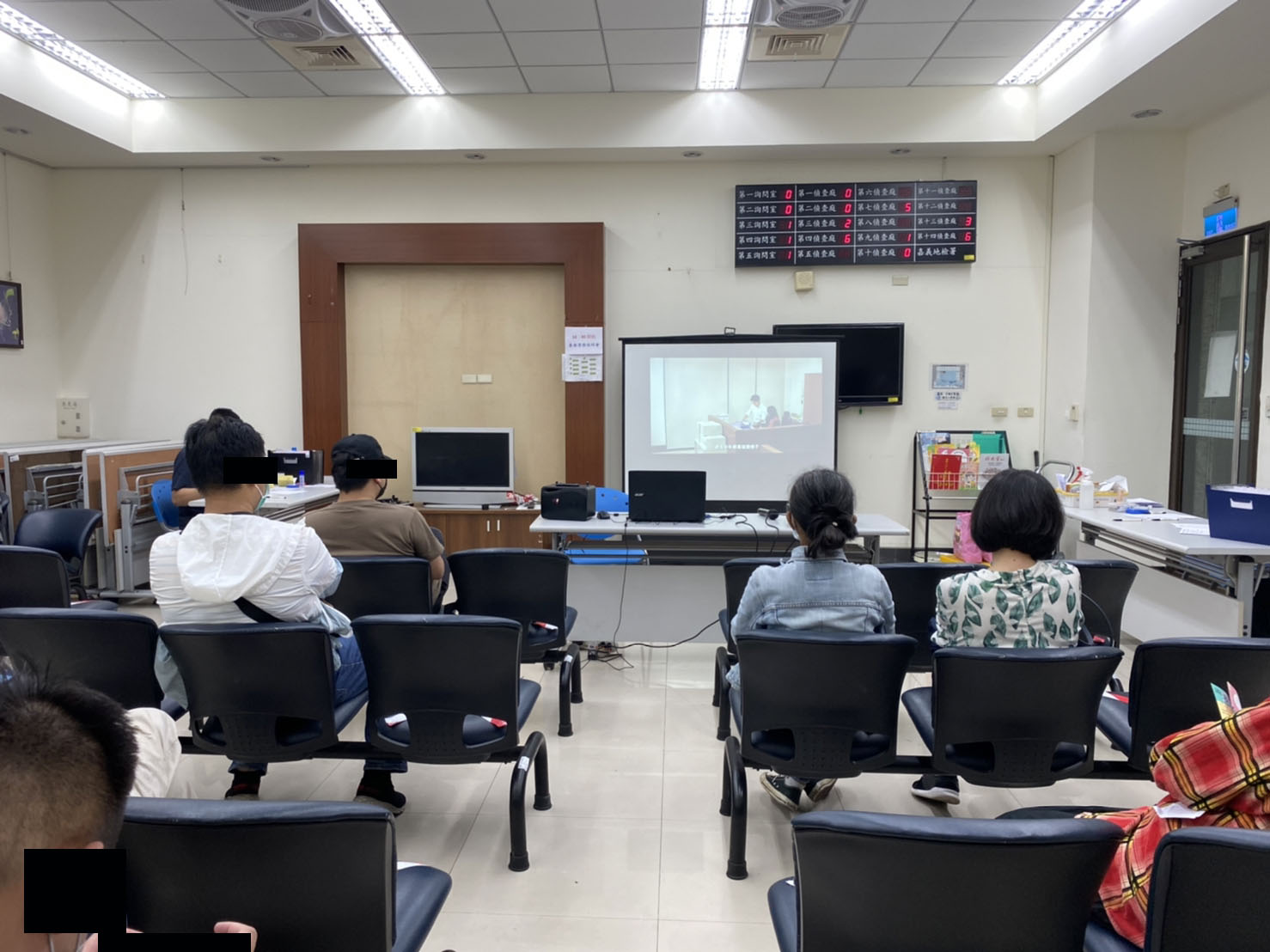 1110427-6.政風室蔡主任播放臺高檢署製作「Doing Justice」（尋找正義）微電影，強調檢察官尋找正義的心路歷程與艱辛。
