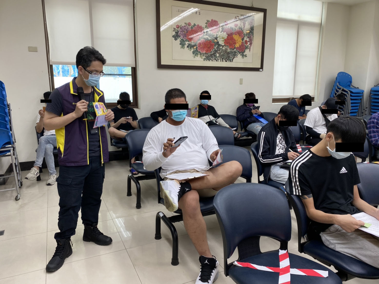 1110511-2.嘉義市毒品危害防制中心個管師邀請學員撥打24小時免付費戒毒成功專線。