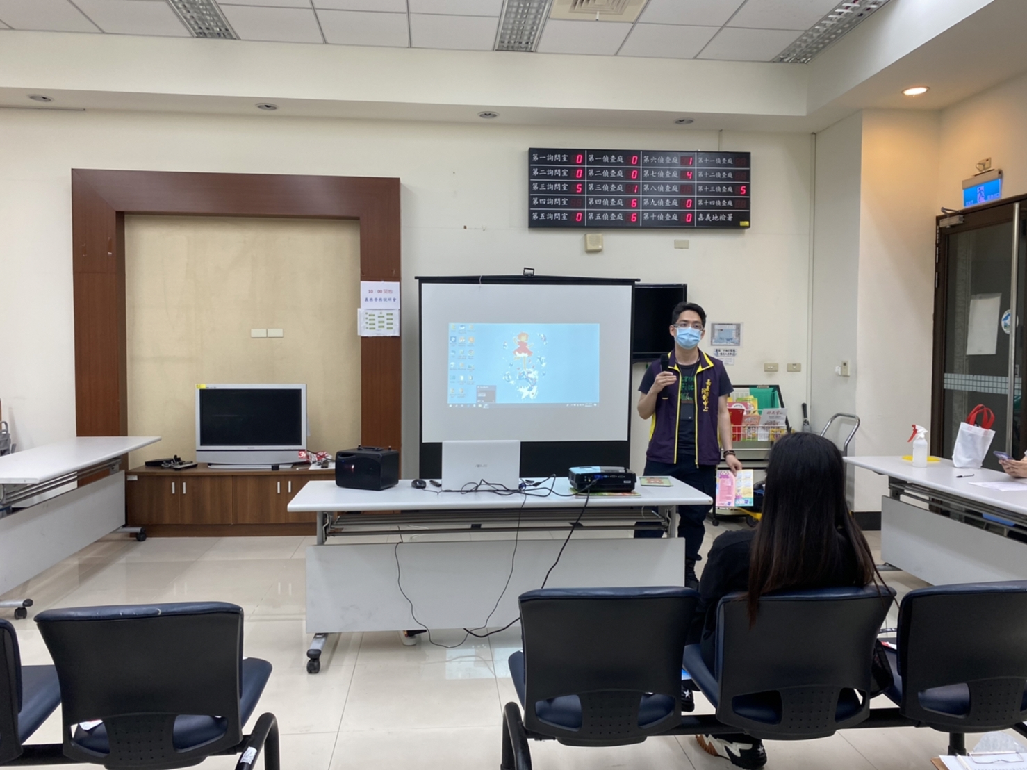 1110511-3.嘉義市毒危中心個管師到場的宣導毒品對人體之危害，所有學員均專注聆聽。