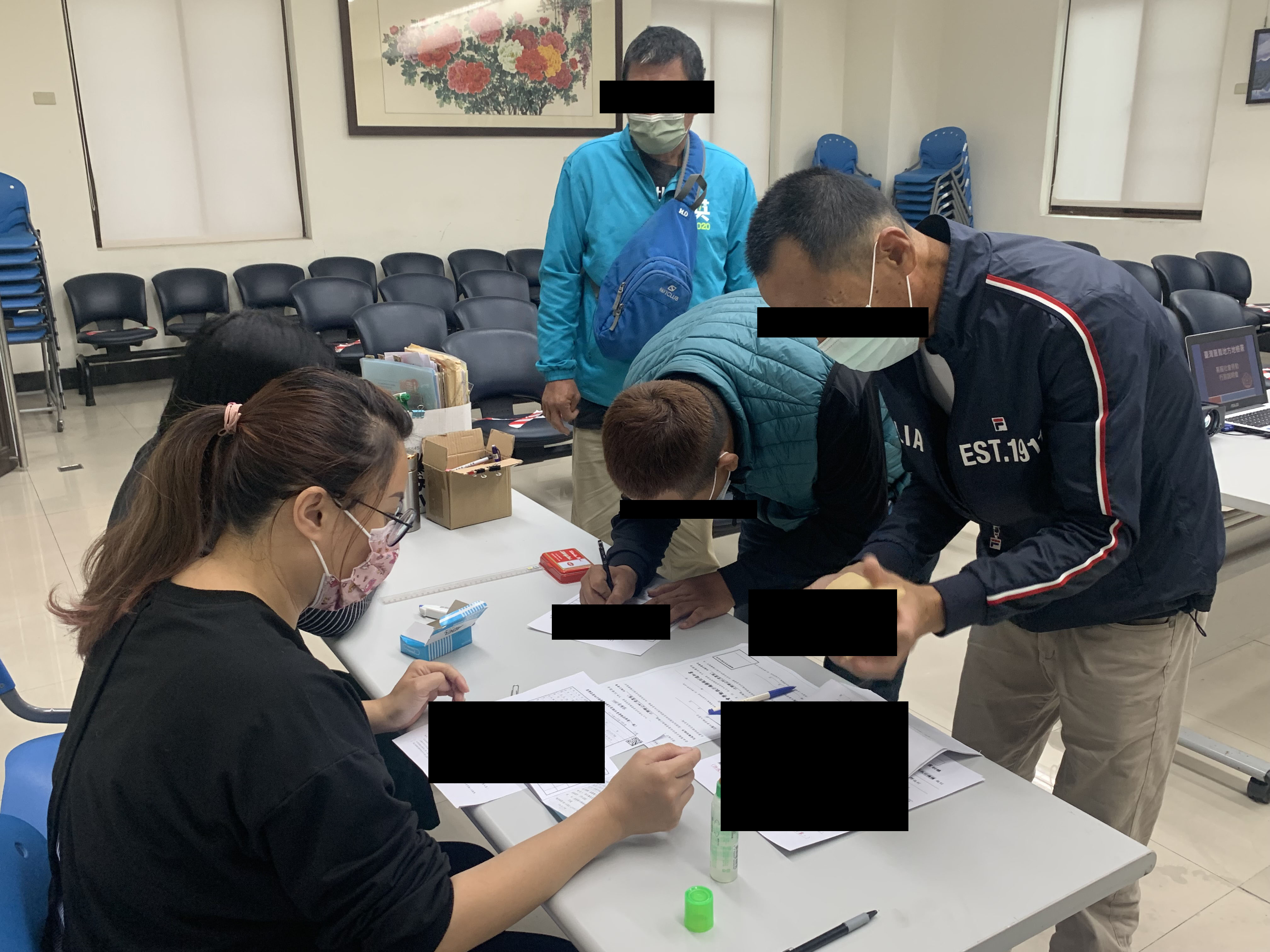 01.觀護佐理員協助勞動人辦理報到手續。