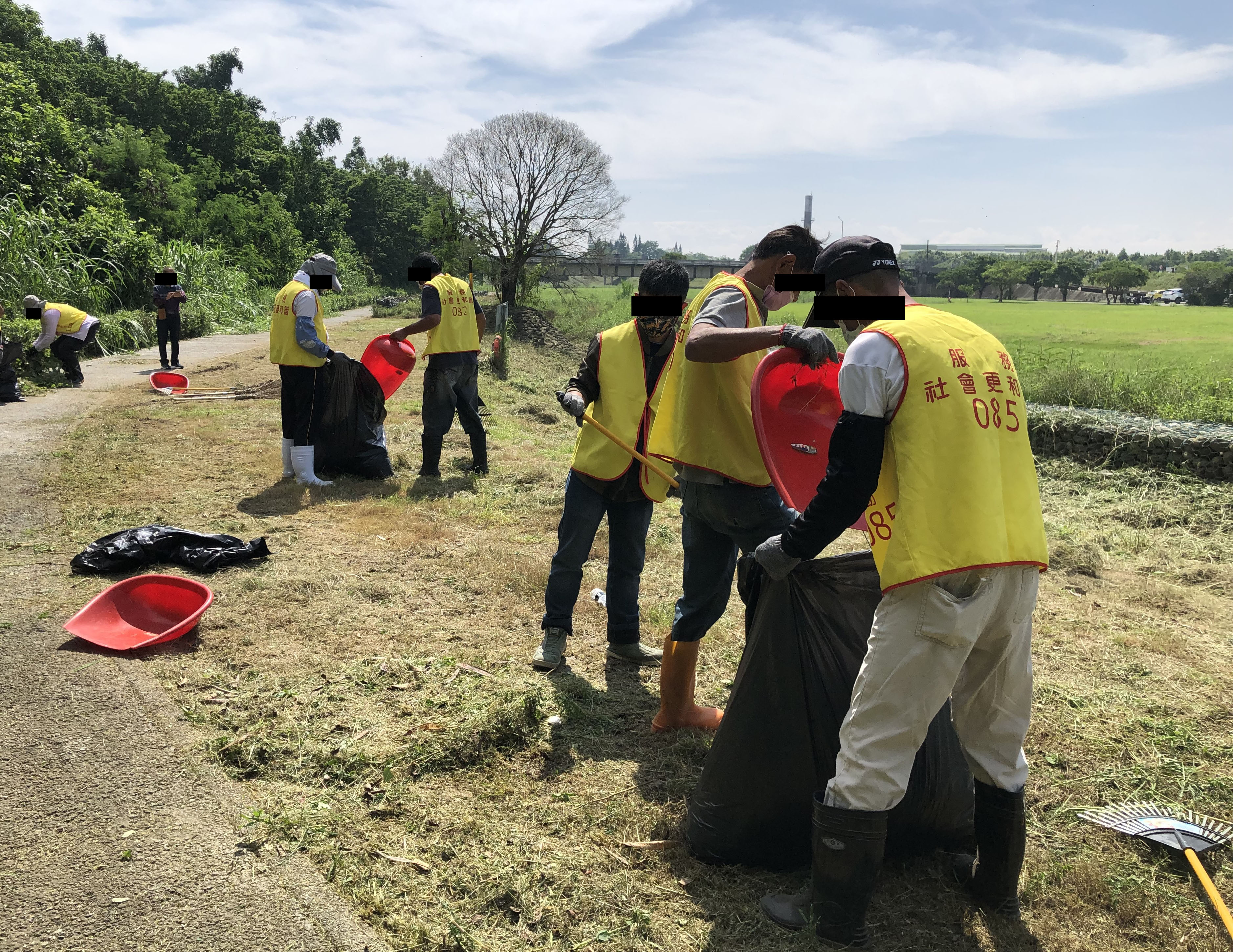 09. 社會勞動人於生態公園執行清潔作業。