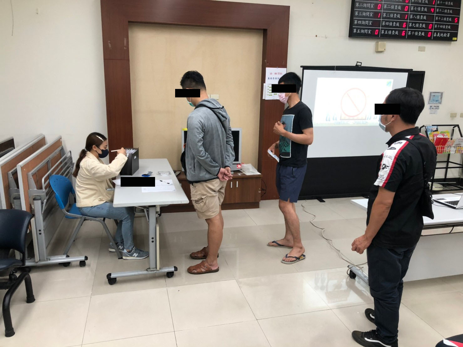 1110511-1.學員依序排隊等待報到，觀護佐理員細心協助相關資料之填寫。