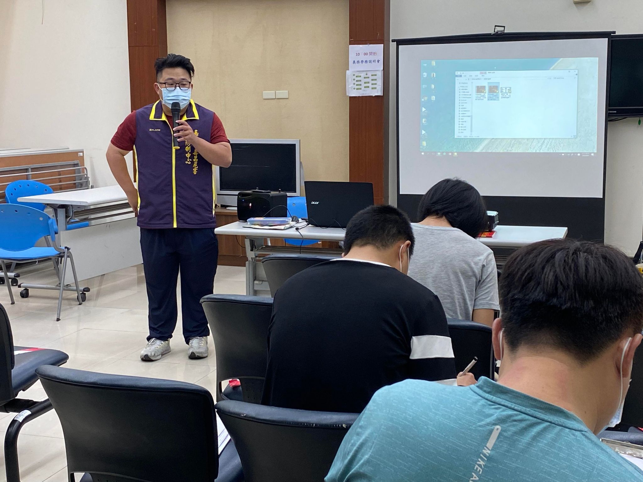 1110608-1.嘉義市毒危中心個管師到場的宣導毒品對人體之危害，所有學員均專注聆聽。