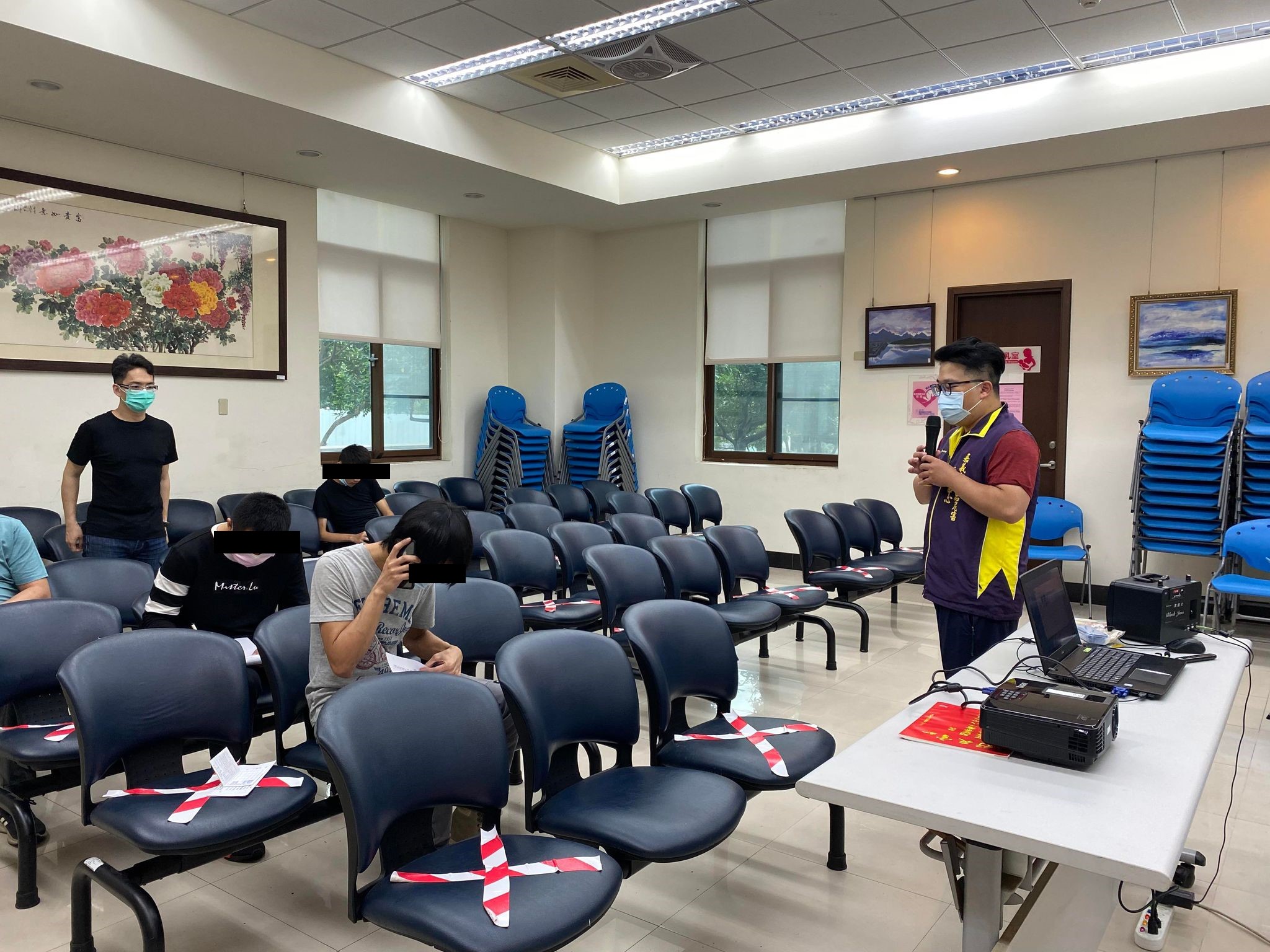 1110608-2.嘉義市毒品危害防制中心個管師邀請學員撥打24小時免付費戒毒成功專線。