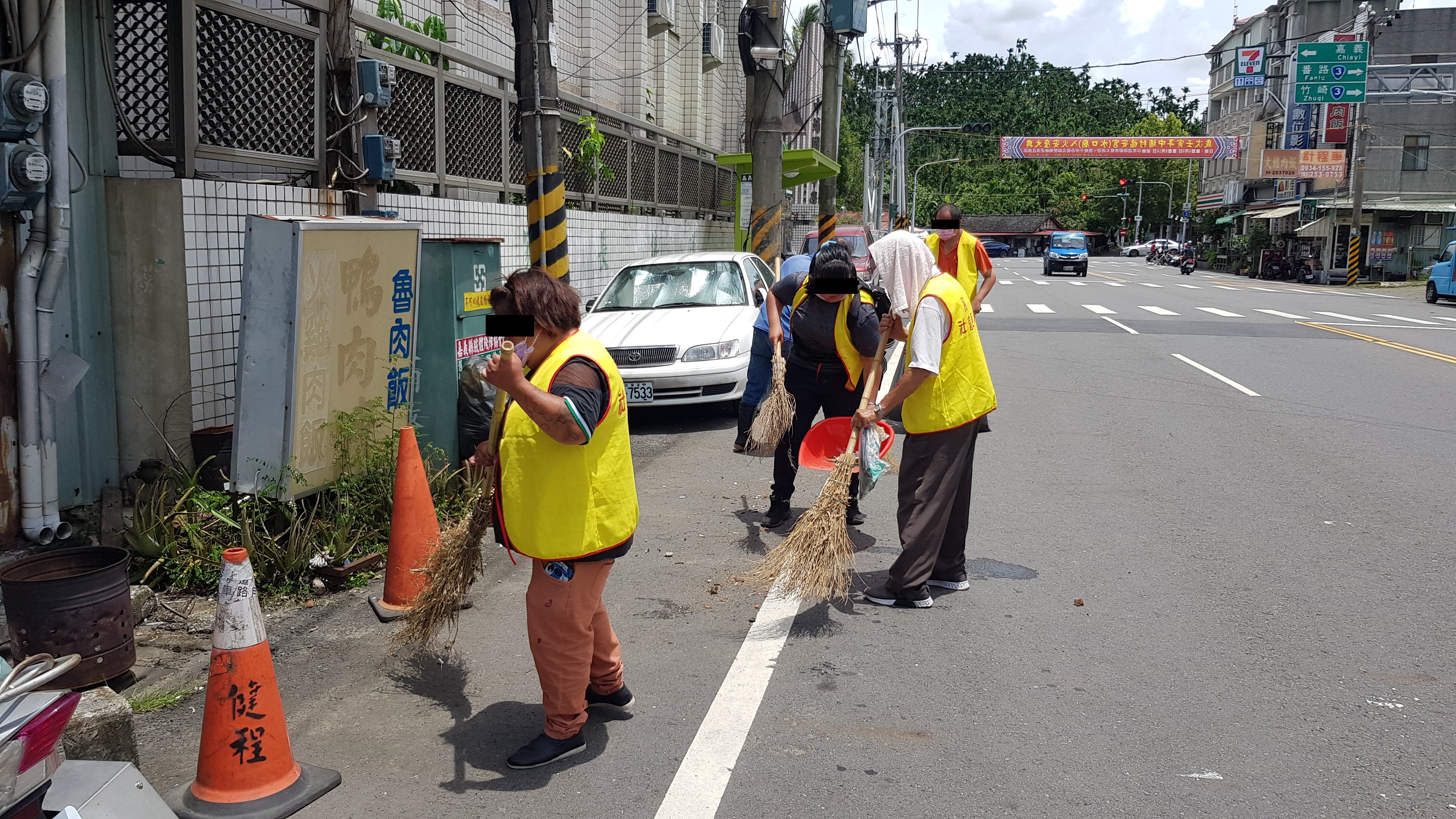 14.勞動人在中埔村主要道路清掃。