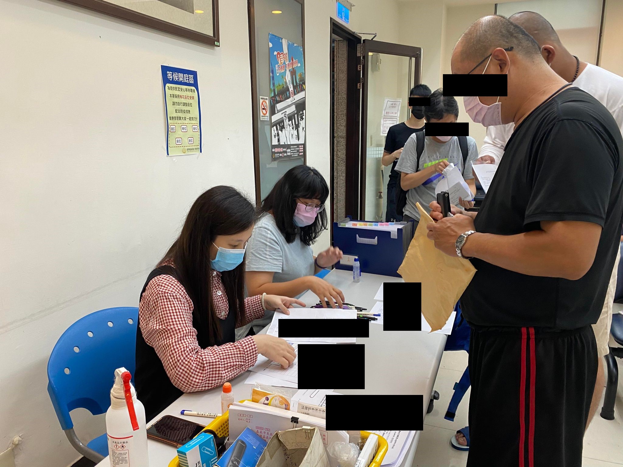 1110608-1.學員依序排隊等待報到，觀護佐理員細心協助相關資料之填寫。