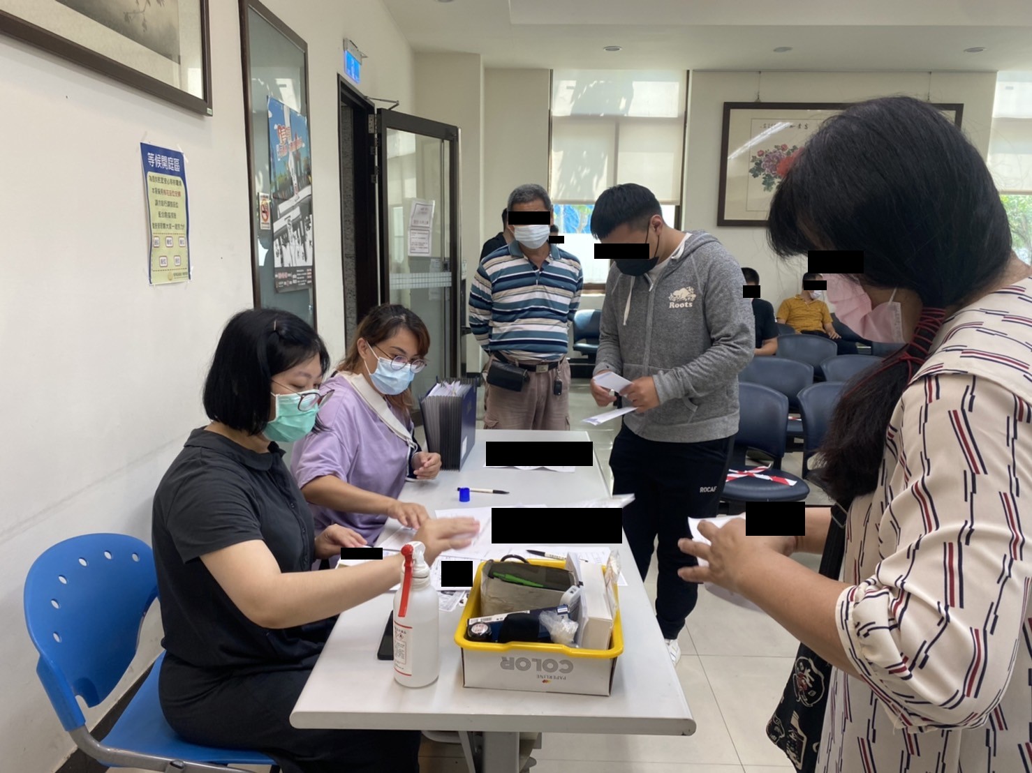 1110622-5.學員依序排隊等待報到，觀護佐理員細心協助相關資料之填寫。