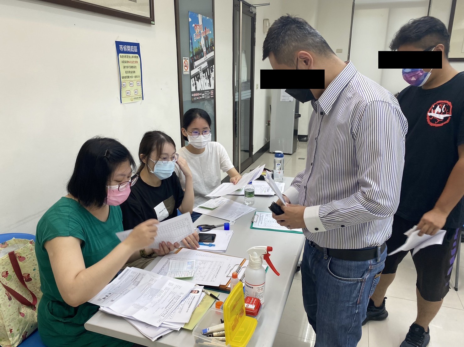 1110713-1學員們準時到場參加說明會，並由觀護佐理員及觀護人室實習生協助其完成報到程序。