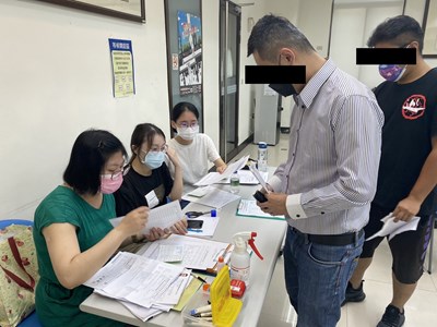 1110713-1學員們準時到場參加說明會，並由觀護佐理員及觀護人室實習生協助其完成報到程序。