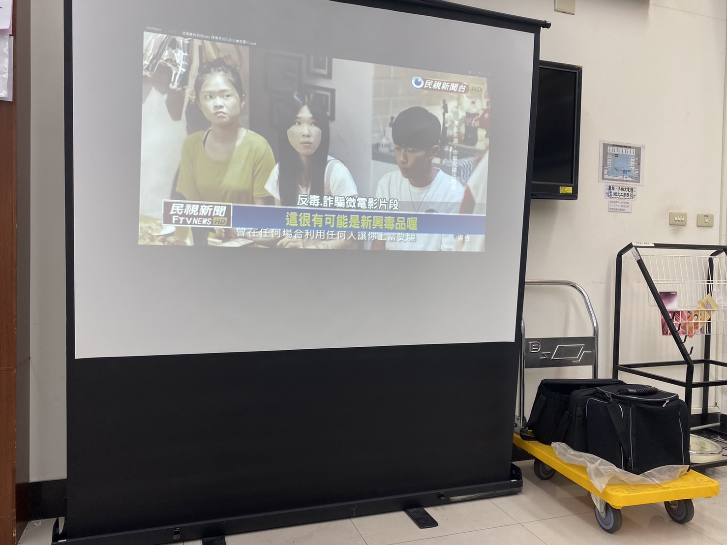 1110713-2.播放法務部反毒宣導短片，呼籲個案珍惜緩刑緩起訴之機會。