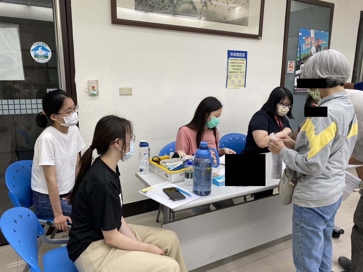 1110713-1.學員依序排隊等待報到,觀護佐理員細心協助相關資料之填寫。