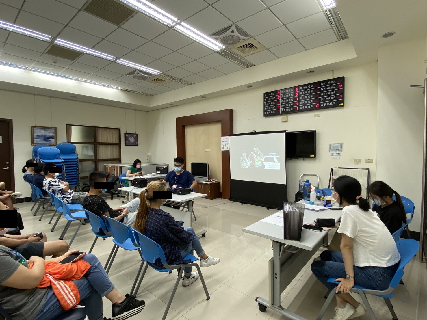 1110713-3.嘉義市警局連警員以影片方式首先說明交通法規新制度，內容生動活潑易懂。