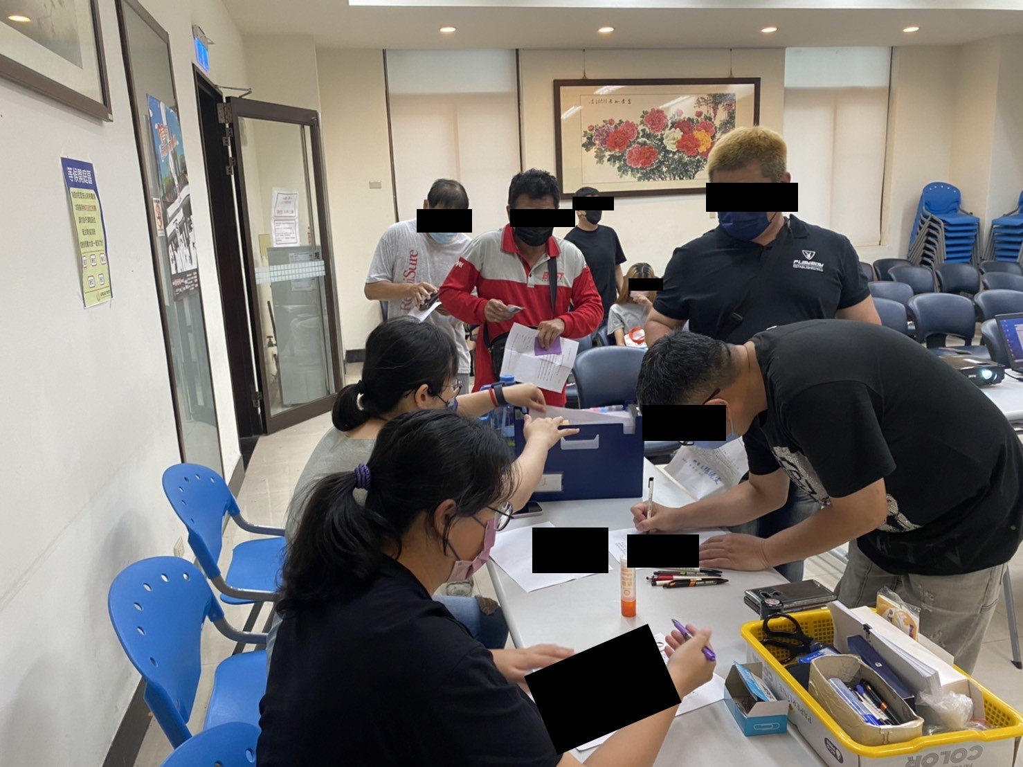 1110727-5.學員依序排隊等待報到，觀護佐理員細心協助相關資料之填寫。