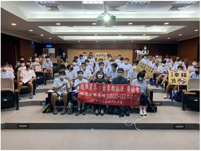1. 臺灣嘉義地方檢察署（以下簡稱嘉義地檢署）於今（10）日辦理青少年法治營，邀請嘉義高中同學到嘉義地檢署進行參訪與授課，除了瞭解司法官等地檢署各類人員的培訓過程與實務經驗外，更特別安排反賄選宣導，說明賄選相關違法行為、法律責任，讓同學們理解賄選對於民主法治的侵害，將反賄選概念意識向下扎根，並鼓勵同學向家中長輩宣導珍惜自己寶貴的一票，堅持反對買票、賣票的行為，將端正選風的概念帶回家。 