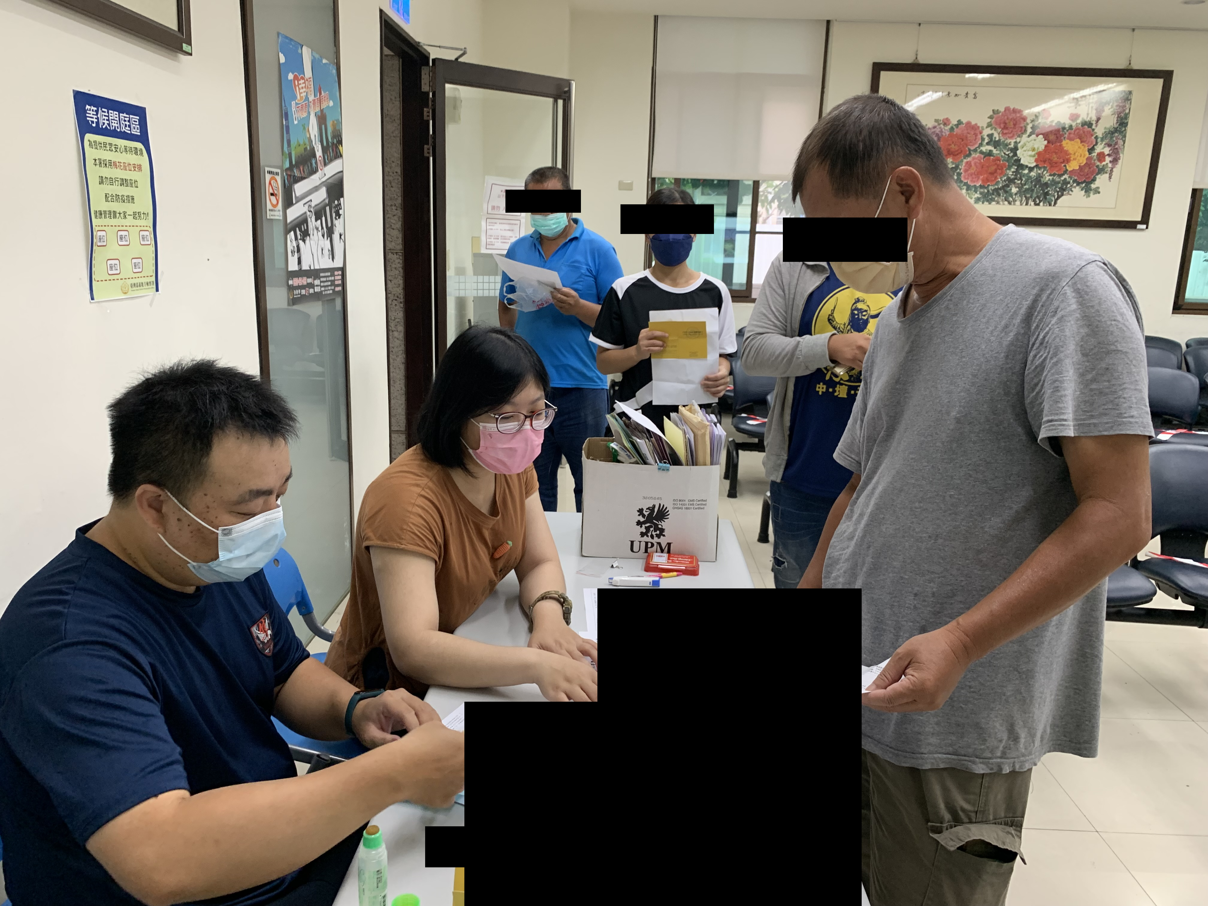 1.觀護佐理員協助勞動人完成報到程序。