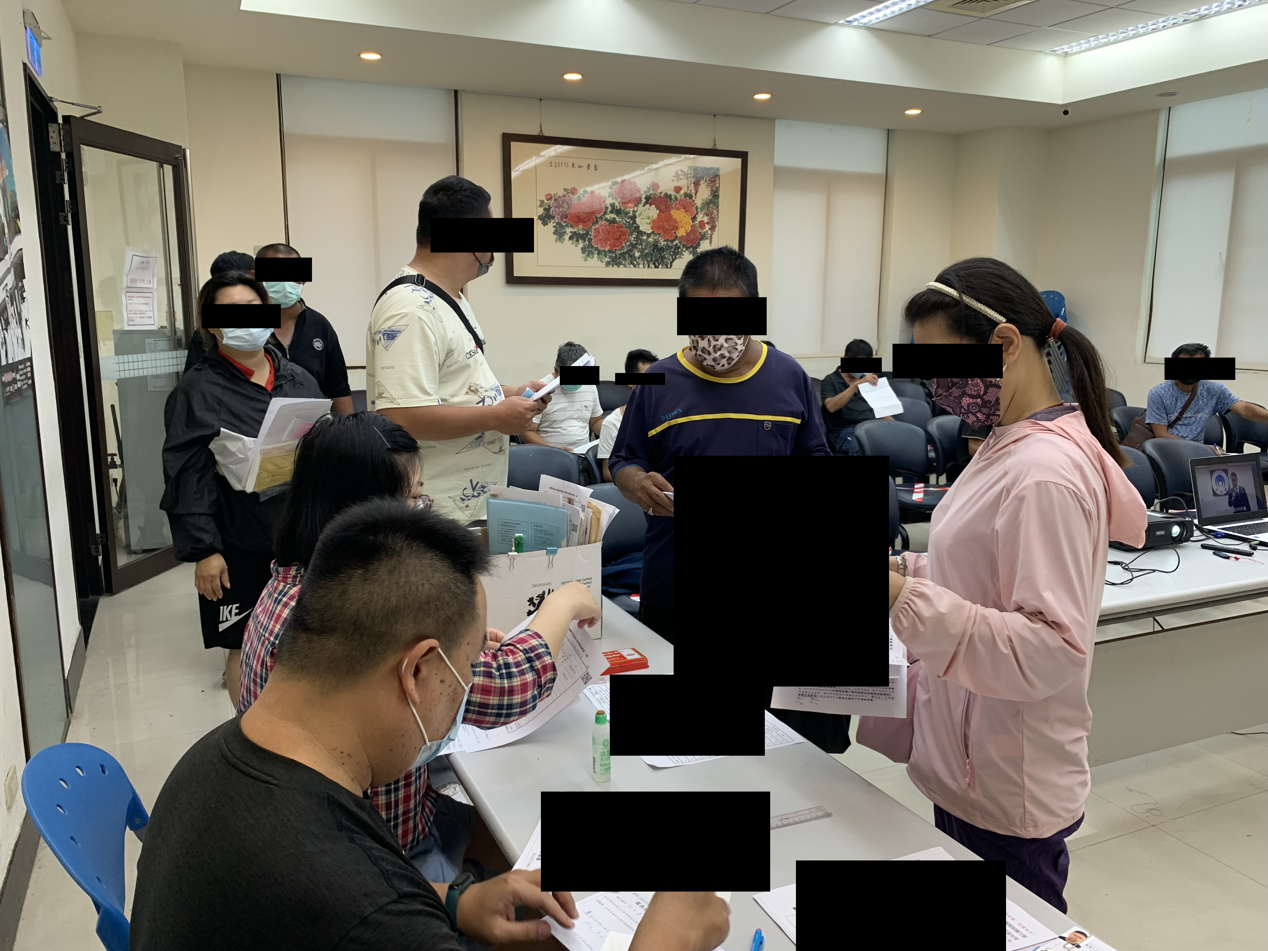 1.觀護佐理員協助勞動人辦理報到手續。