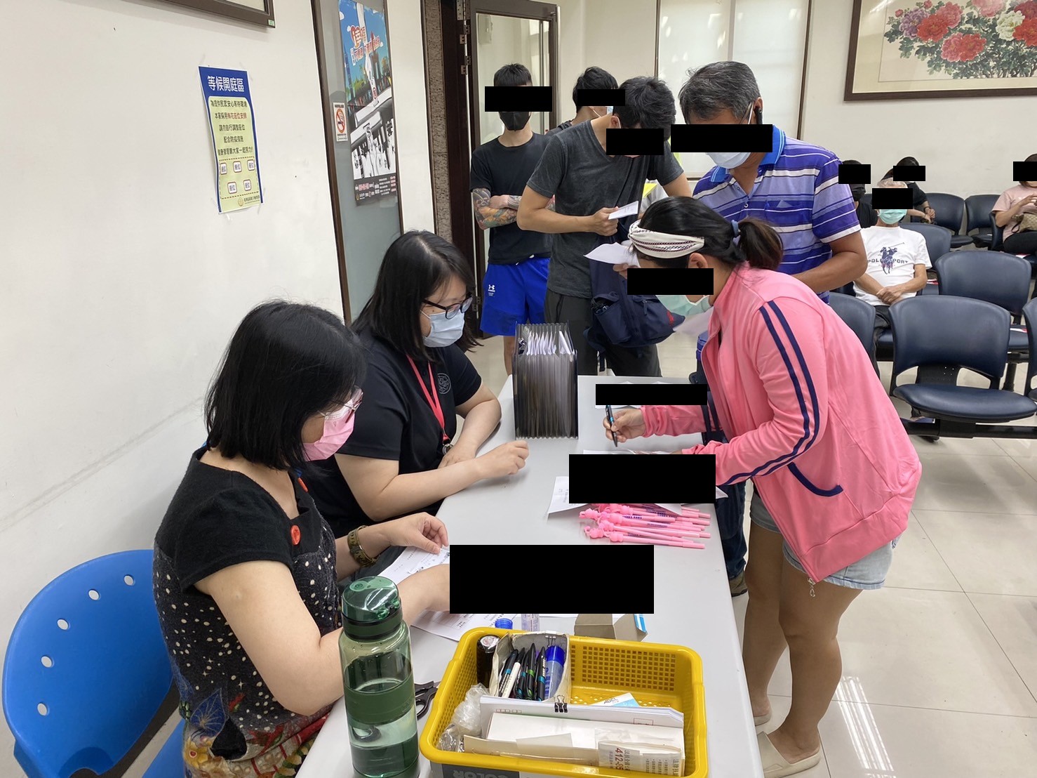 1110810-1.學員依序排隊等待報到，觀護佐理員細心協助相關資料之填寫。