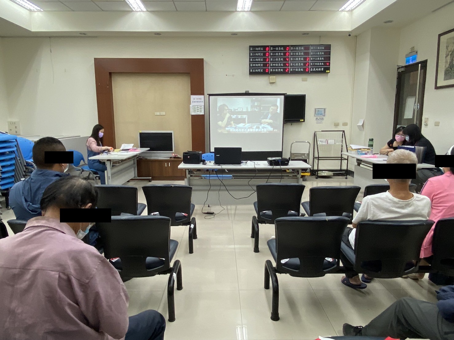 1110810-2.播放法務部反賄選影片，提醒社勞人避免觸法。